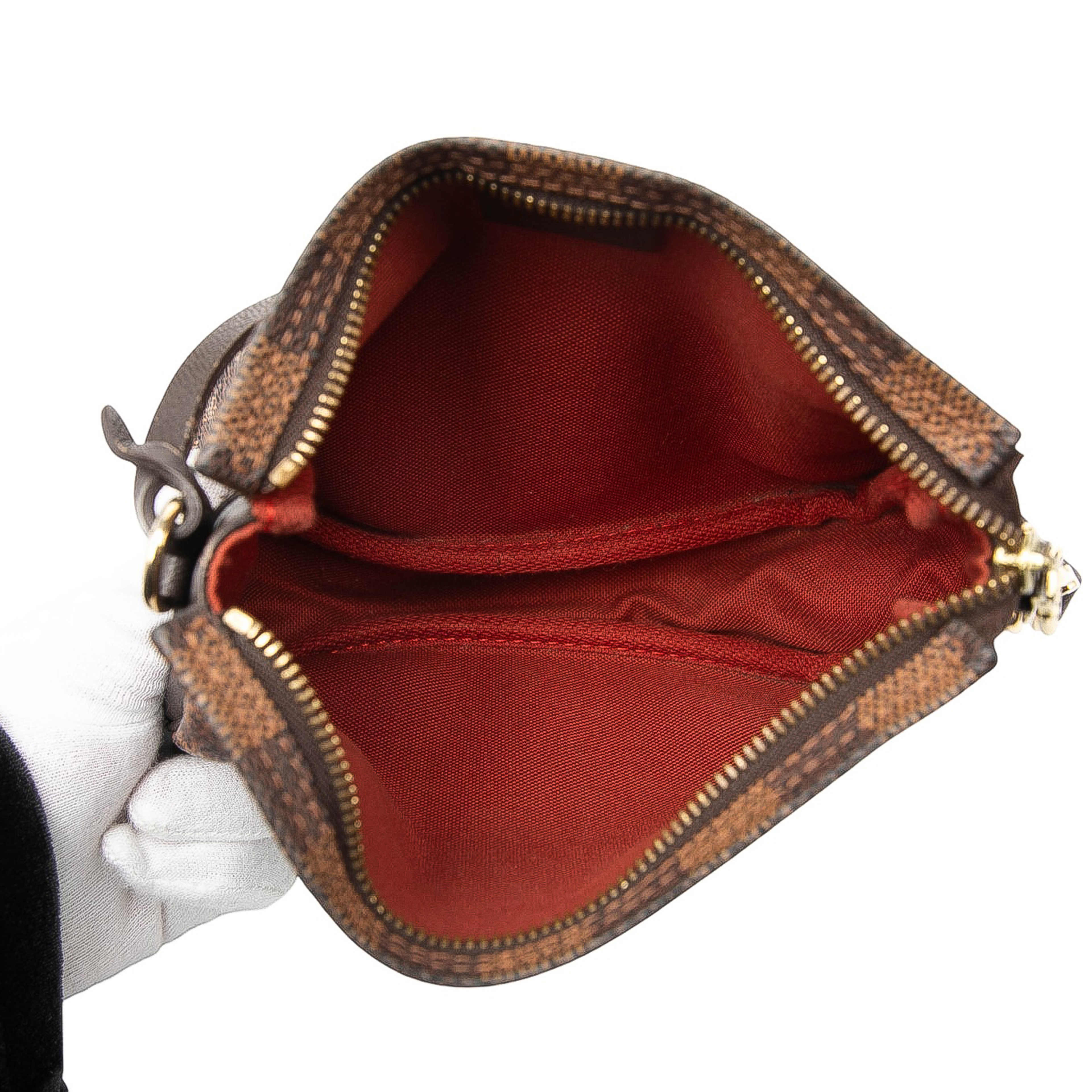 Louis Vuitton Damier Ebene Trousse Pochette, från Luxclusif, i färgen brown. Klicka för att öppna bilden i stort format