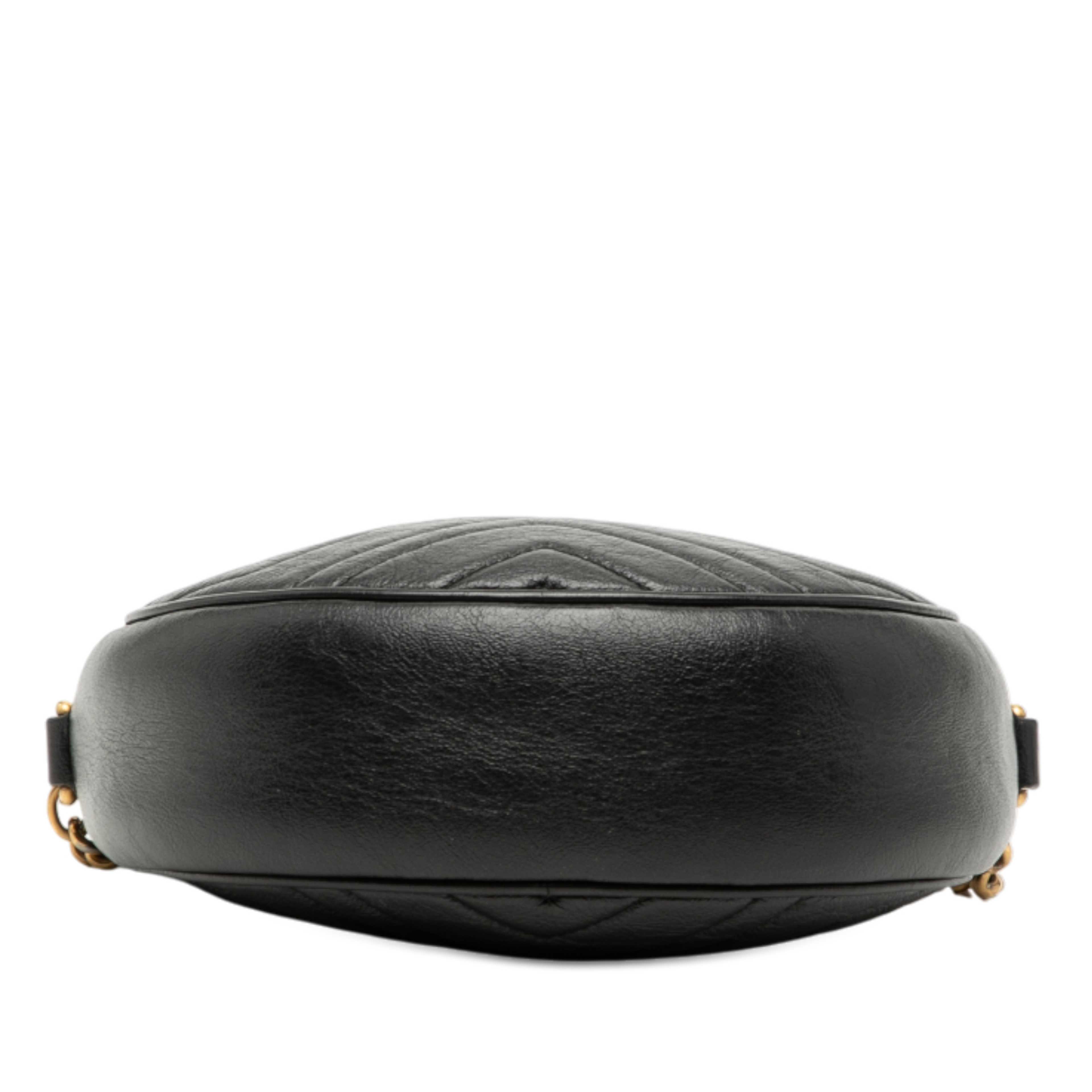 Gucci Mini Gg Marmont Matelasse Leather Round Crossbody, från Luxclusif, i färgen svart. Klicka för att öppna bilden i stort format