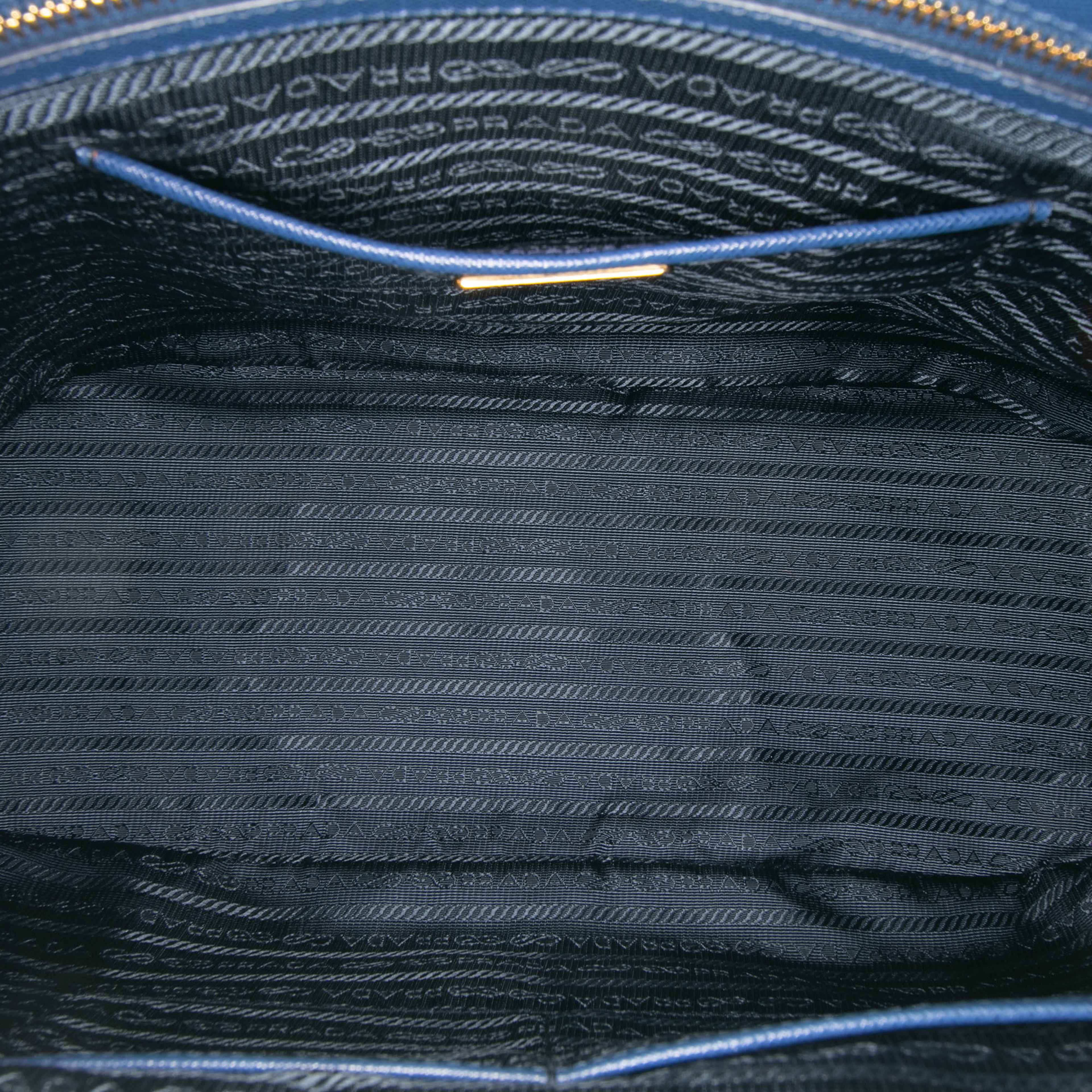 Prada Large Saffiano Lux Galleria Double Zip Satchel, från Luxclusif, i färgen dark blue. Klicka för att öppna bilden i stort format