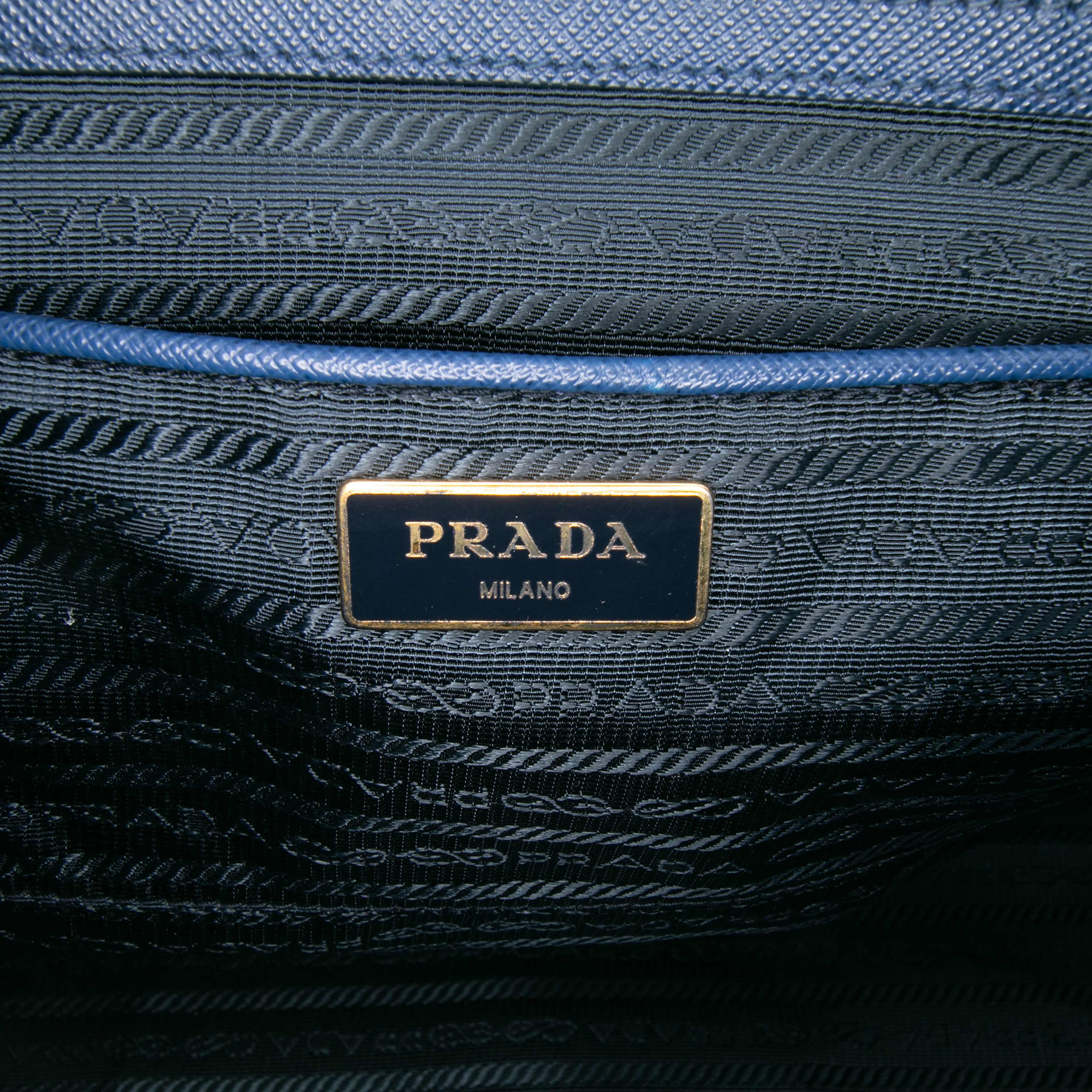 Prada Large Saffiano Lux Galleria Double Zip Satchel, från Luxclusif, i färgen dark blue. Klicka för att öppna bilden i stort format