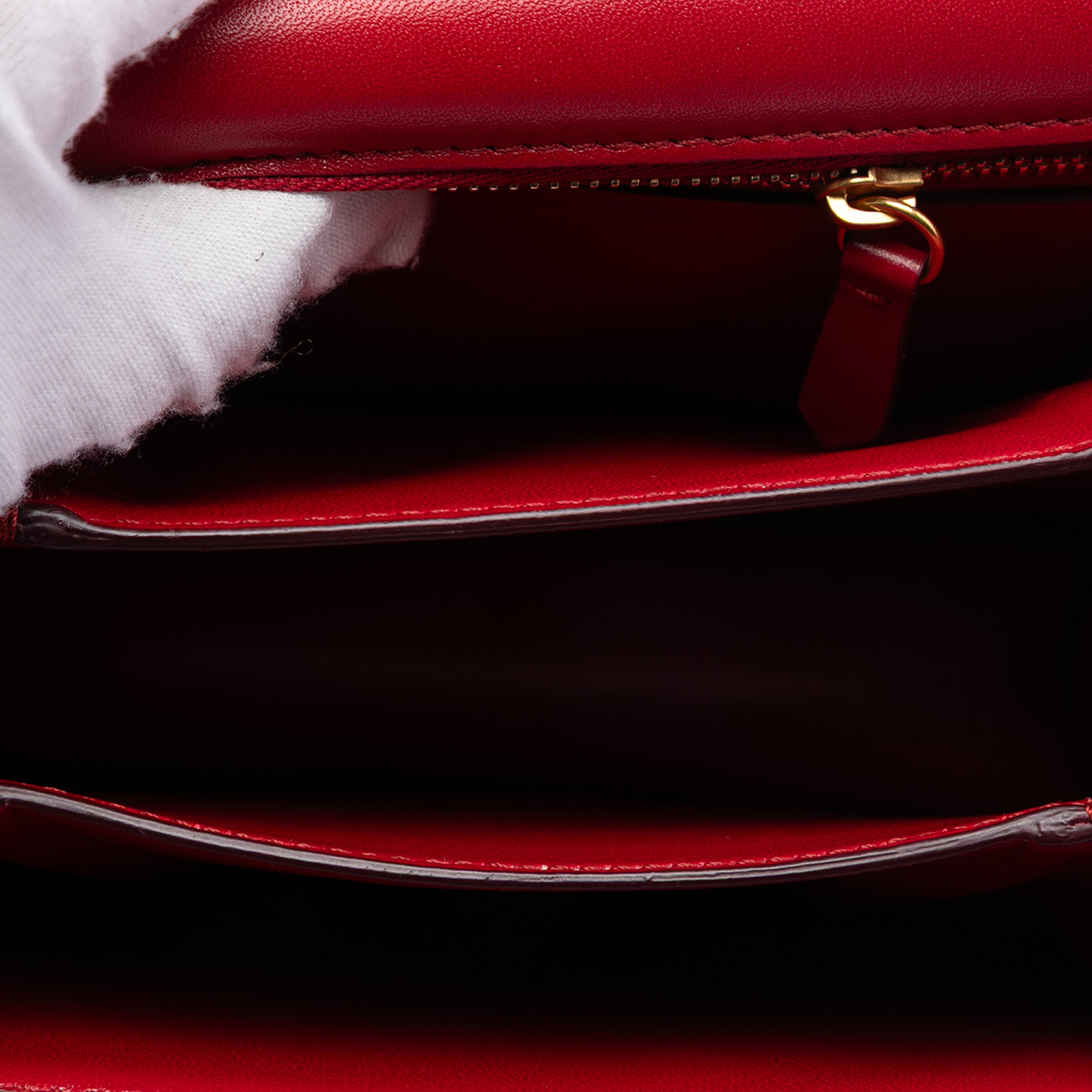Celine Small Calfskin Classic Box, från Luxclusif, i färgen red. Klicka för att öppna bilden i stort format