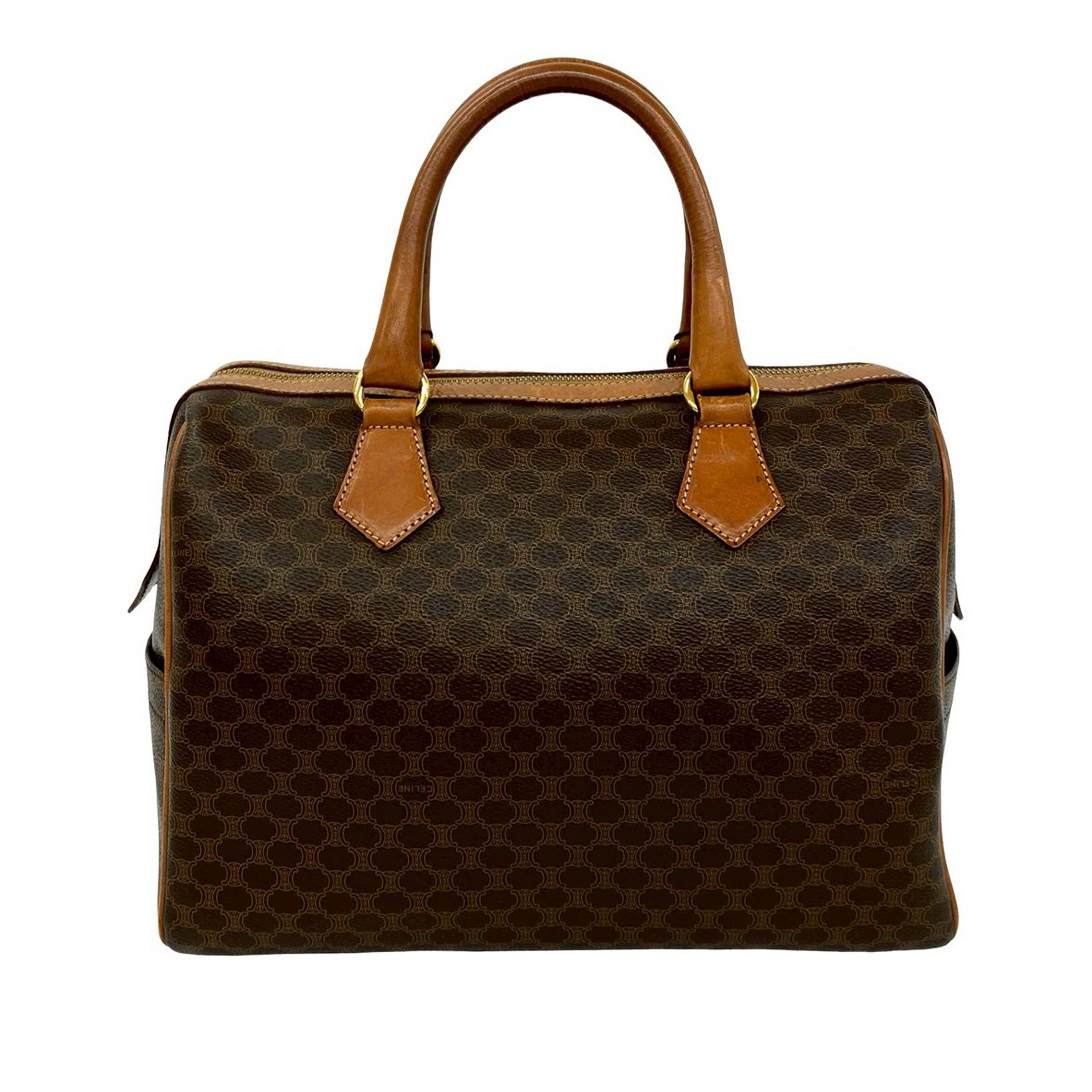 Celine Macadam Coated Canvas Boston Bag, från Luxclusif, i färgen brun. Klicka för att öppna bilden i stort format