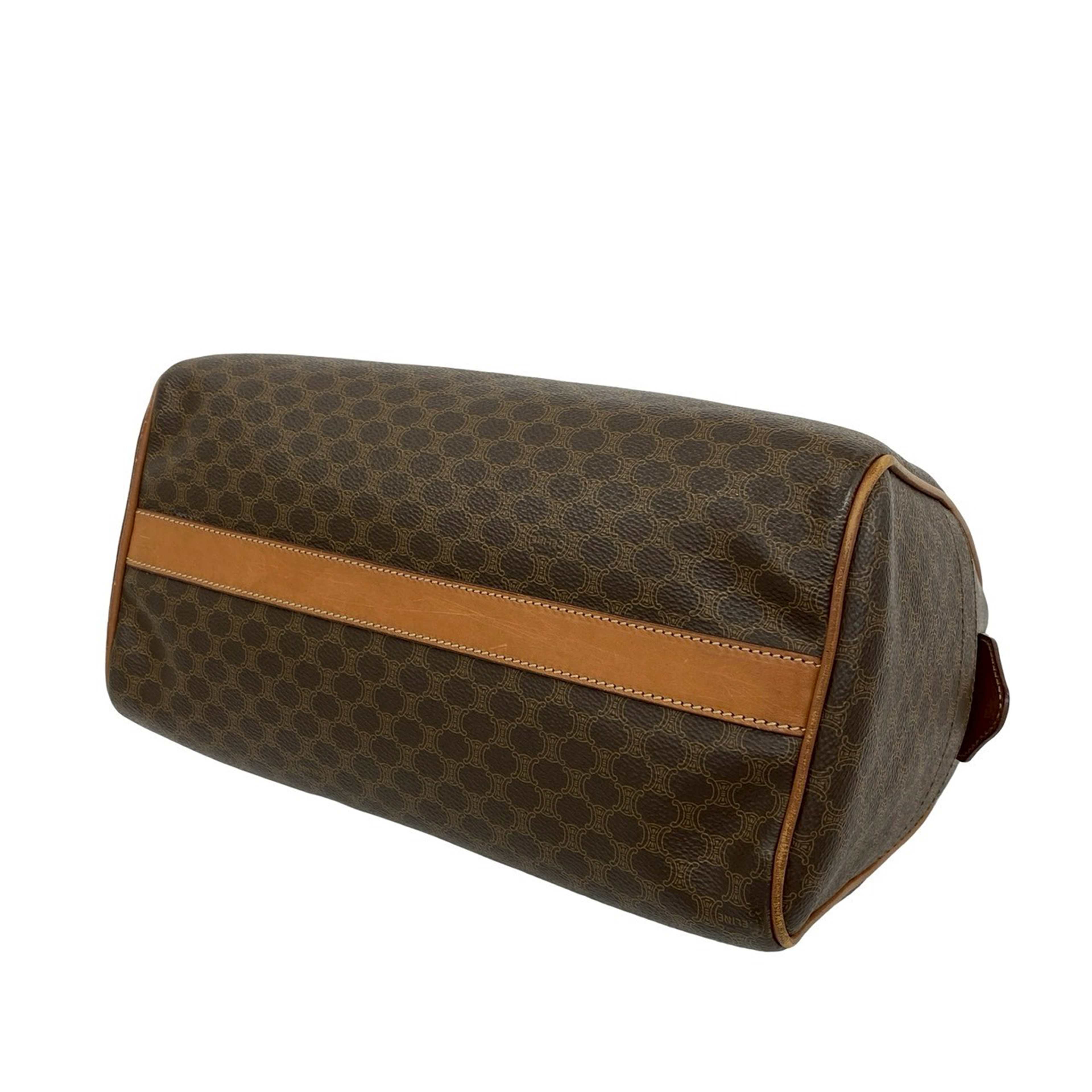 Celine Macadam Coated Canvas Boston Bag, från Luxclusif, i färgen brun. Klicka för att öppna bilden i stort format