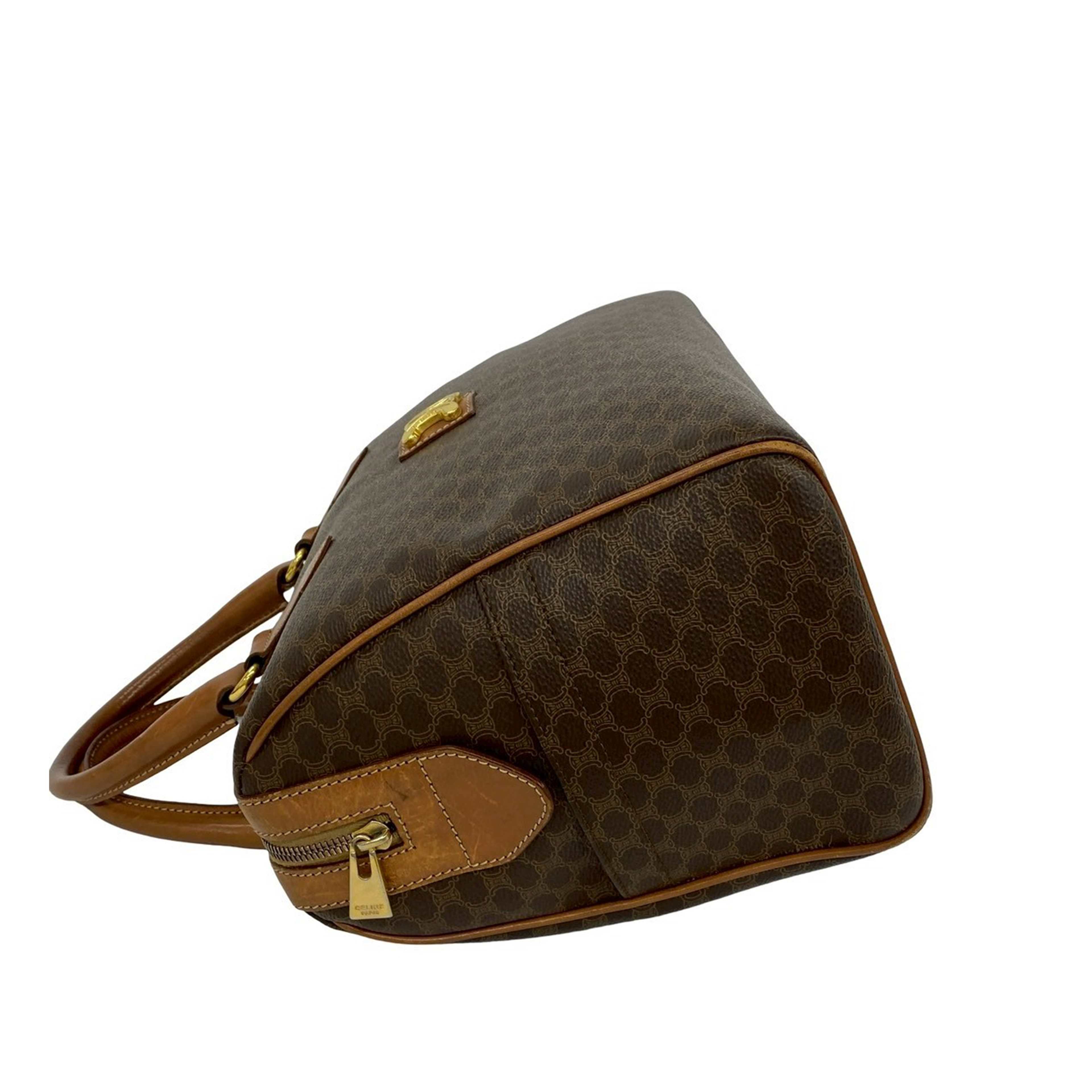 Celine Macadam Coated Canvas Boston Bag, från Luxclusif, i färgen brun. Klicka för att öppna bilden i stort format