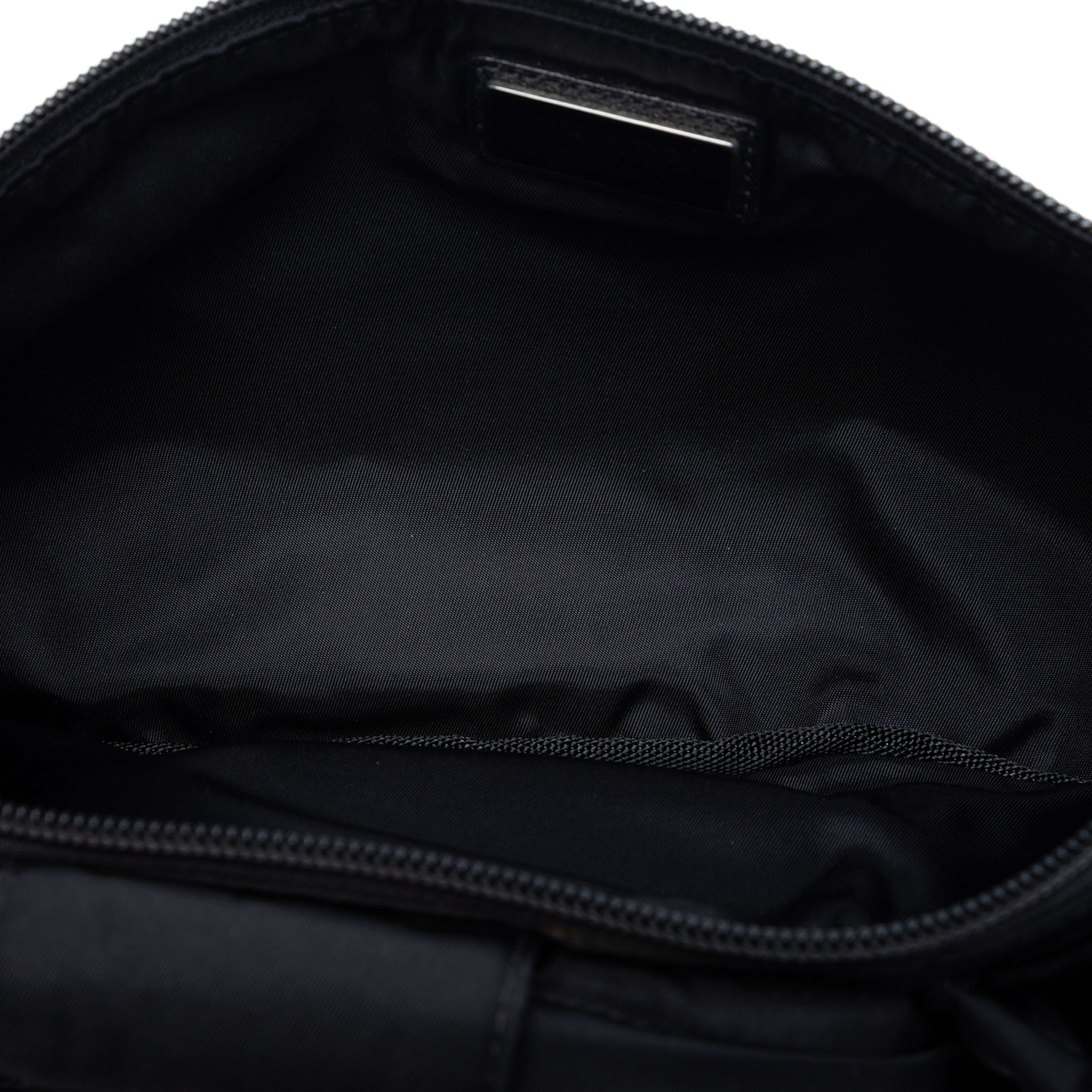 Prada Tessuto Multi Pocket Belt Bag, från Luxclusif, i färgen black. Klicka för att öppna bilden i stort format