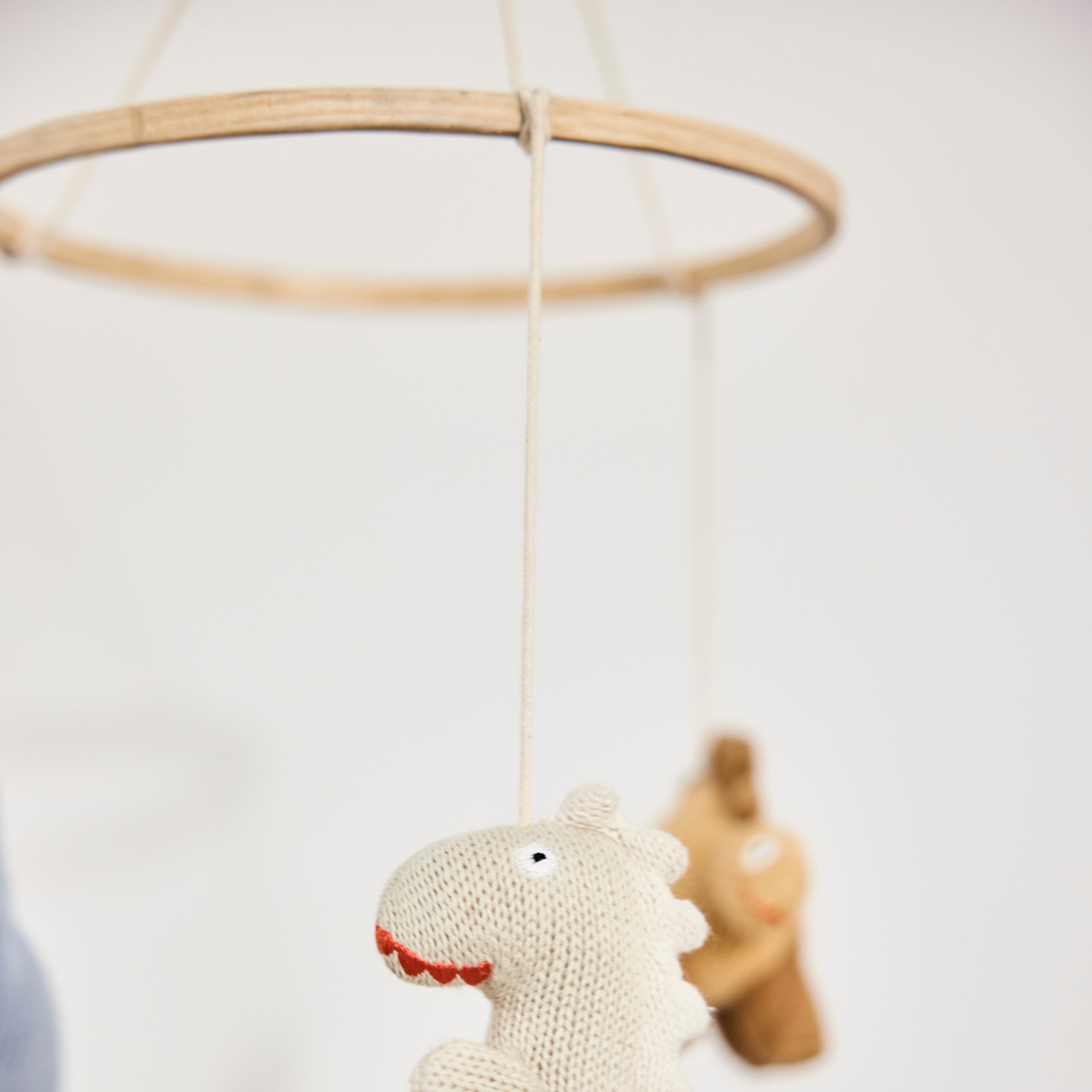 Dino Mobile, från OYOY Mini, i färgen multi. Klicka för att öppna bilden i stort format