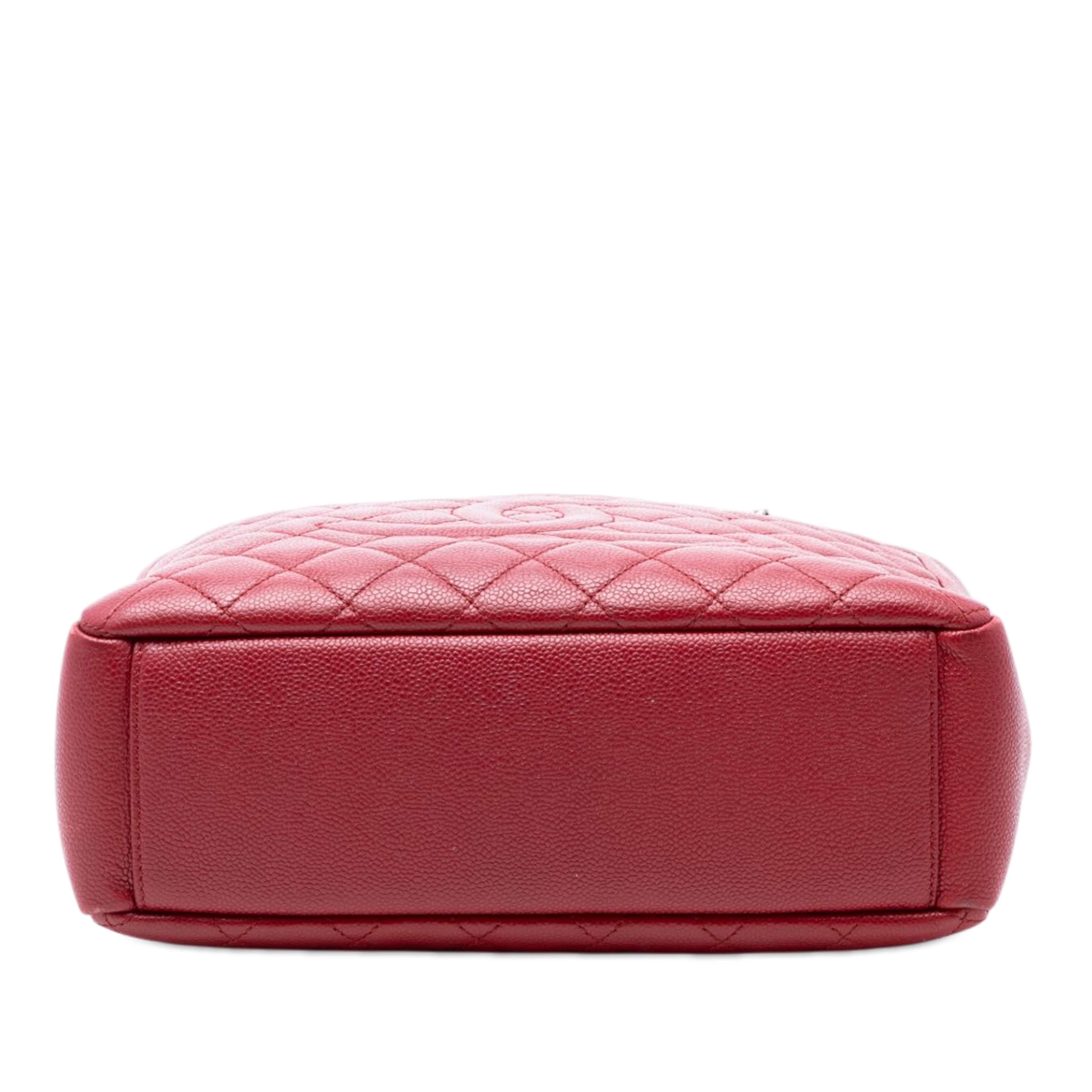 Chanel Caviar Vertical Grand Shopping Tote, från Luxclusif, i färgen röd. Klicka för att öppna bilden i stort format