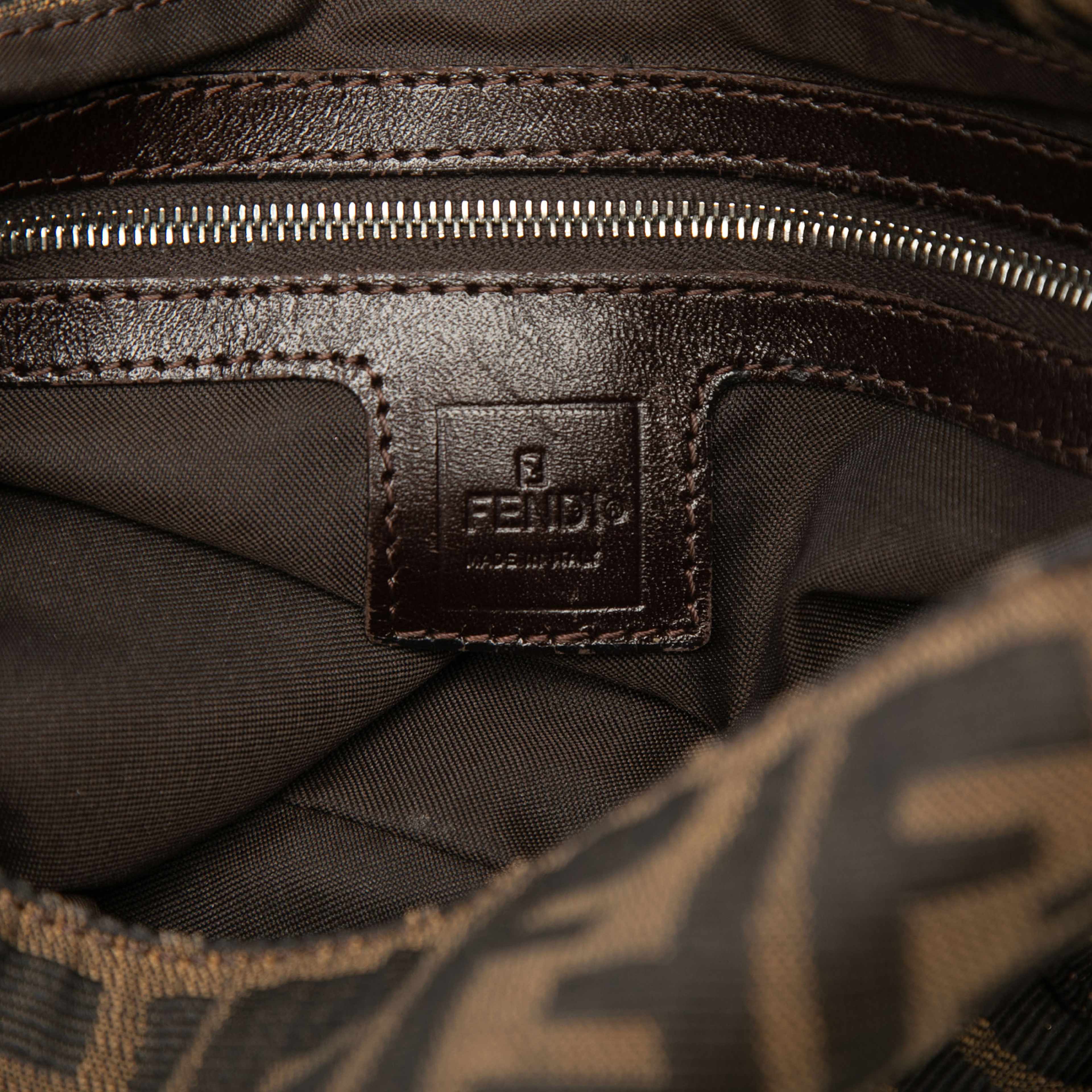 Fendi Zucca Canvas Shoulder Bag, från Luxclusif, i färgen brown. Klicka för att öppna bilden i stort format