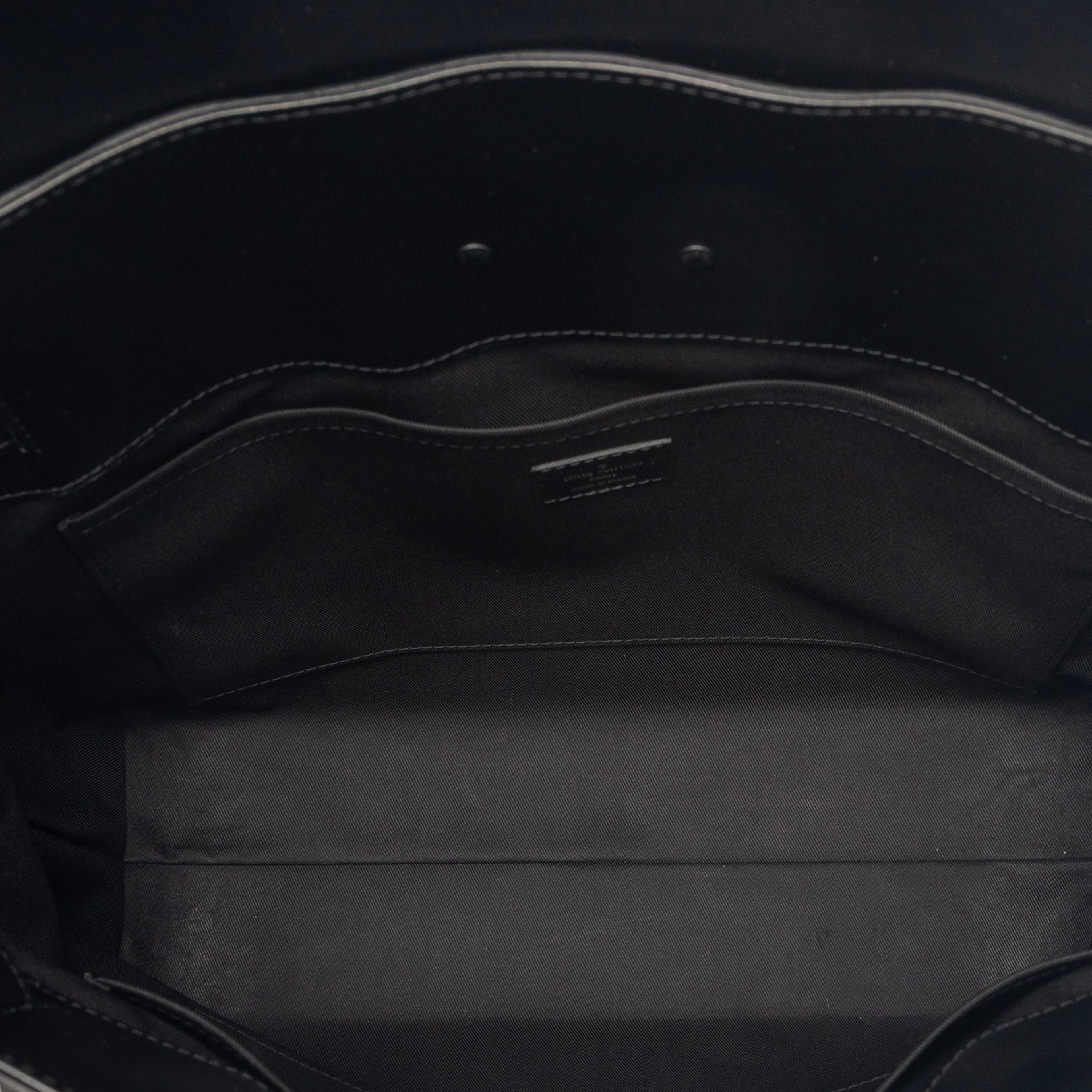 Louis Vuitton Monogram Eclipse Steamer Pm, från Luxclusif, i färgen black. Klicka för att öppna bilden i stort format