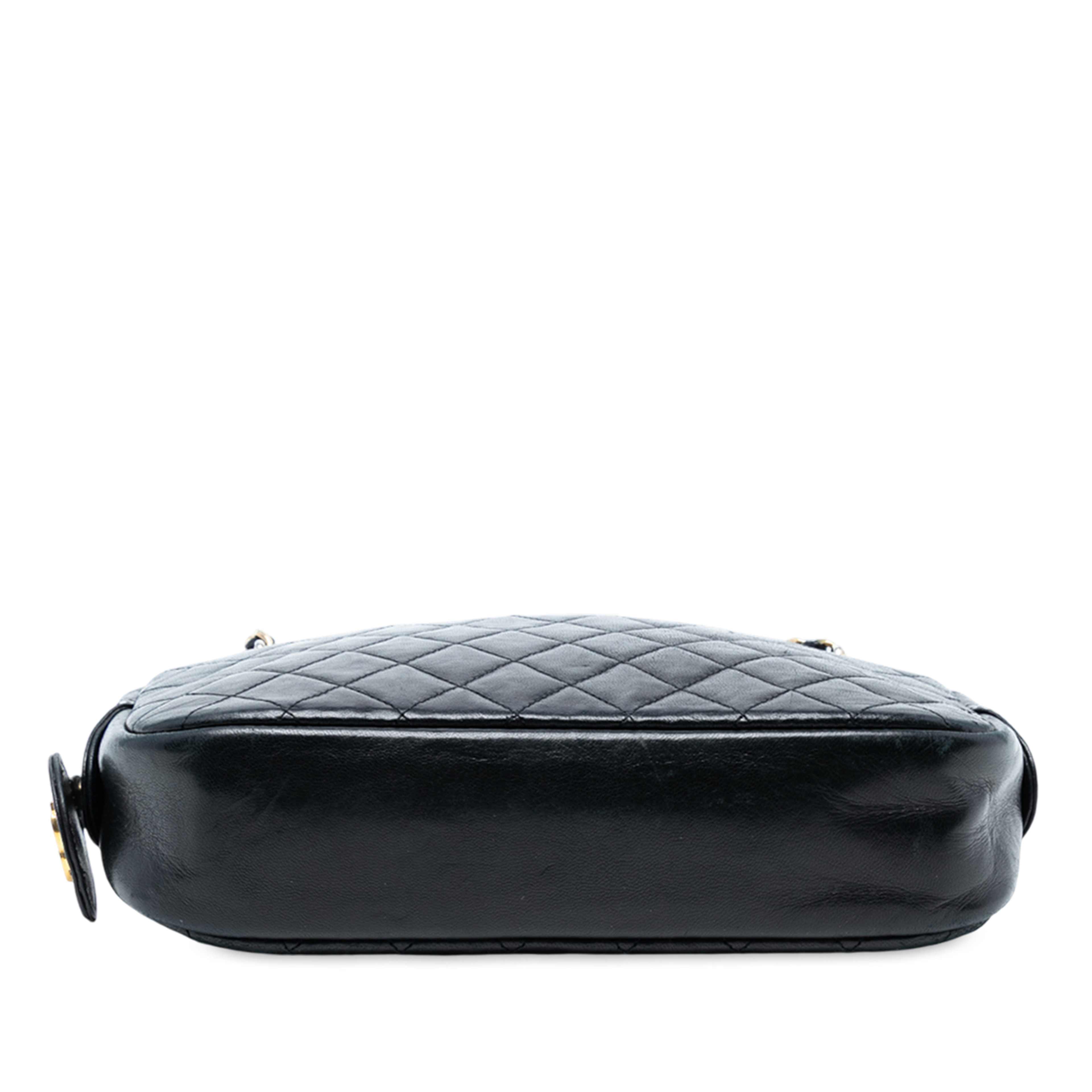Chanel Cc Quilted Lambskin Chain Camera Bag, från Luxclusif, i färgen black. Klicka för att öppna bilden i stort format