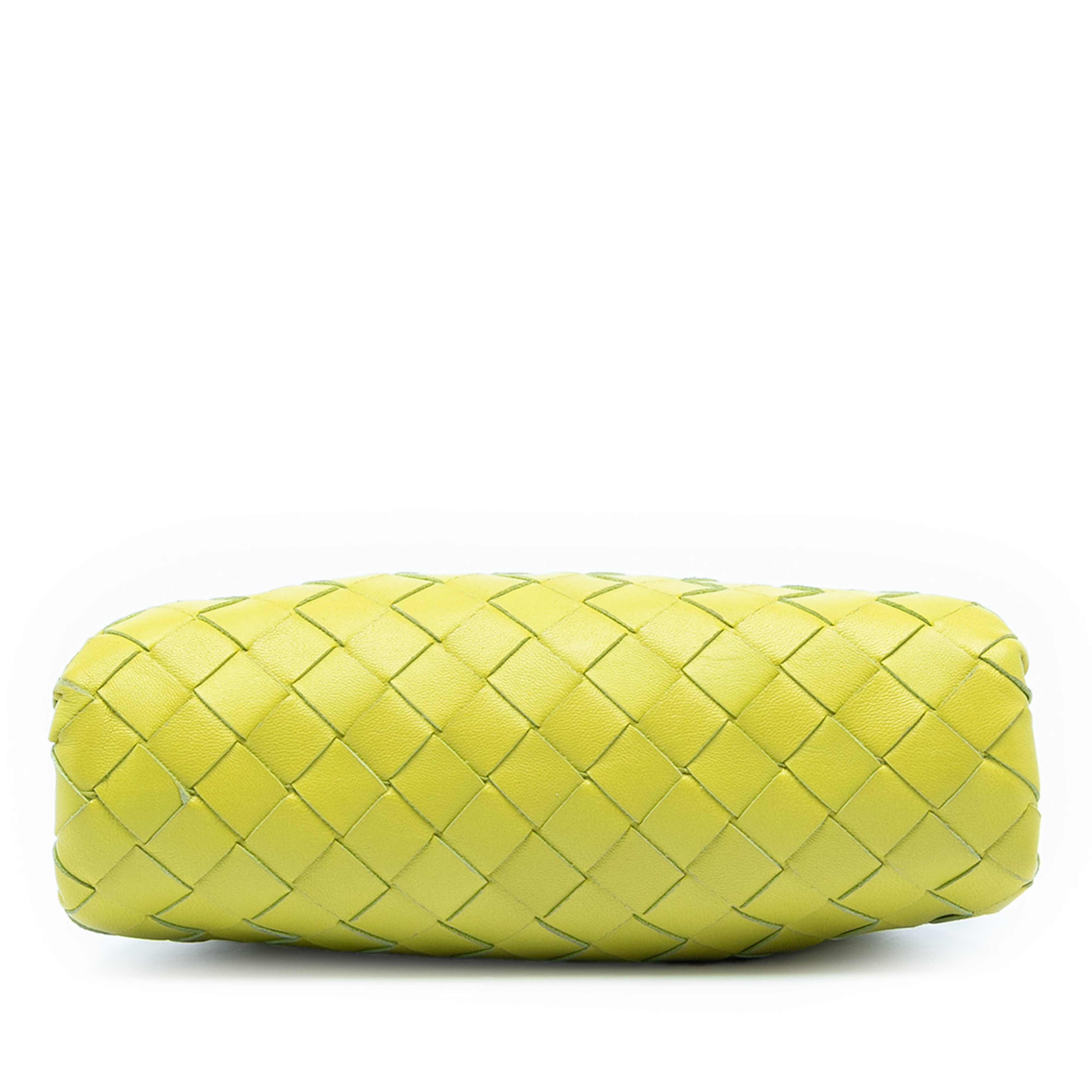 Bottega Veneta Nappa Intrecciato The Mini Pouch Crossbody, från Luxclusif, i färgen neon yellow. Klicka för att öppna bilden i stort format