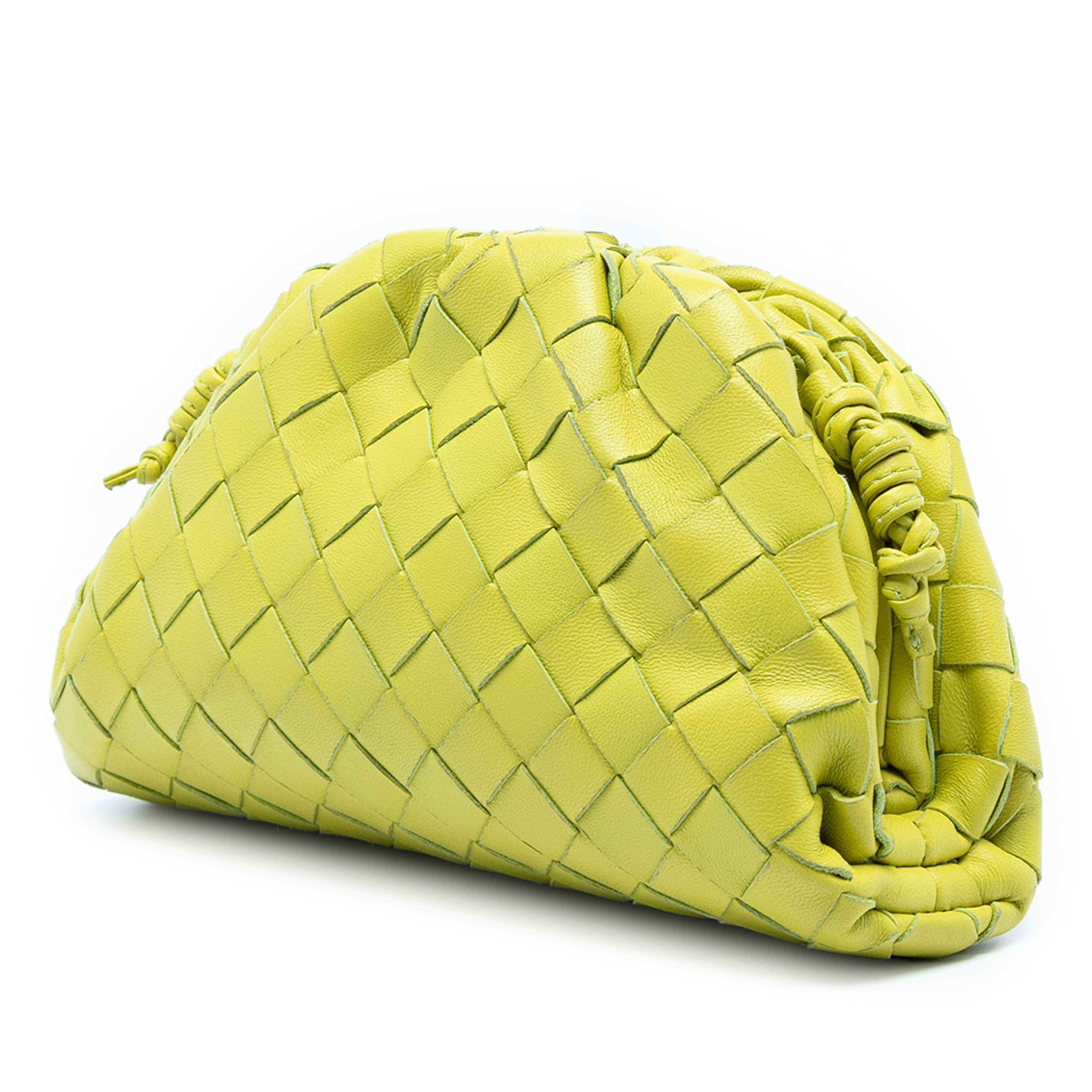Bottega Veneta Nappa Intrecciato The Mini Pouch Crossbody, från Luxclusif, i färgen neon yellow. Klicka för att öppna bilden i stort format
