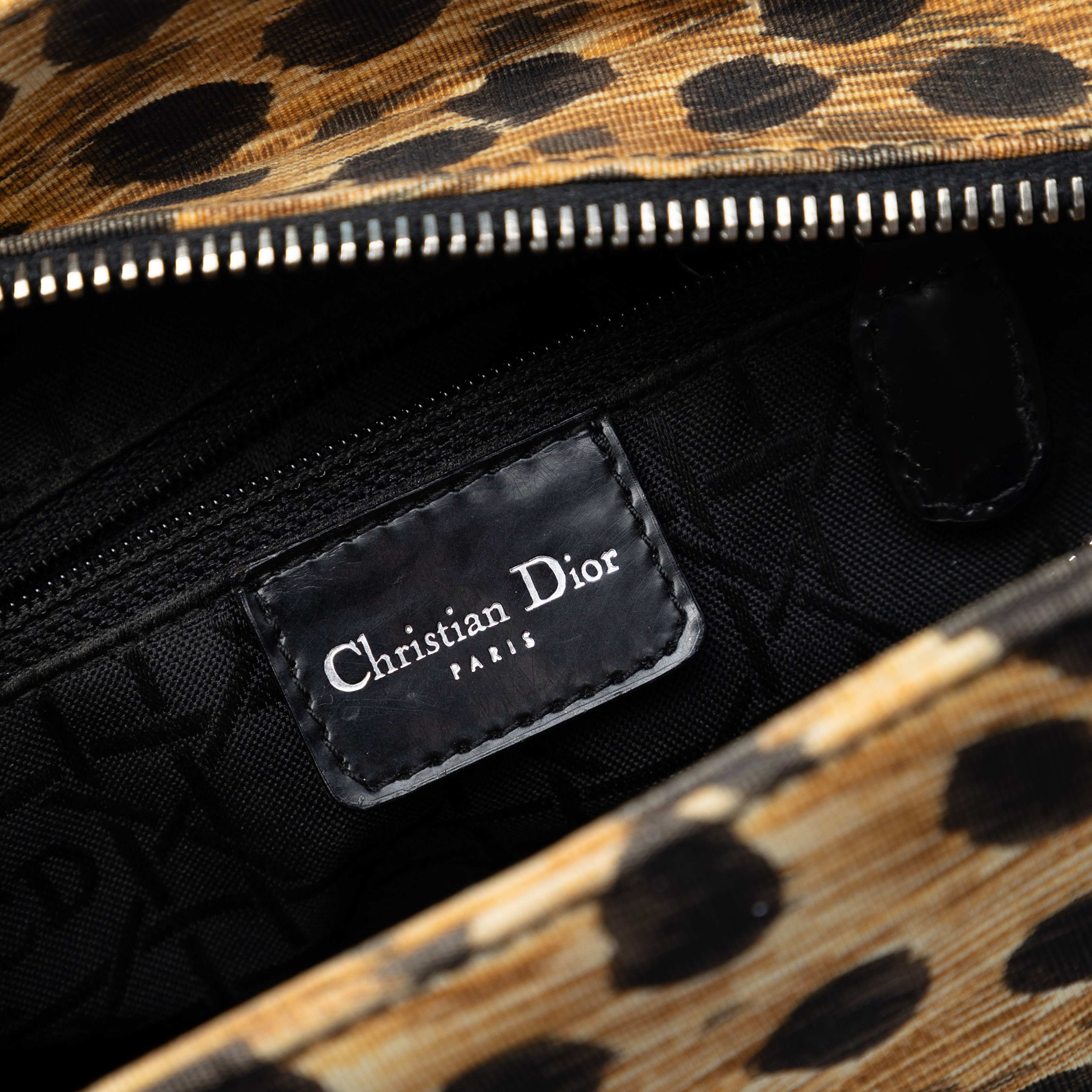 Dior Medium Canvas Leopard Print Lady Dior, från Luxclusif, i färgen light brown. Klicka för att öppna bilden i stort format