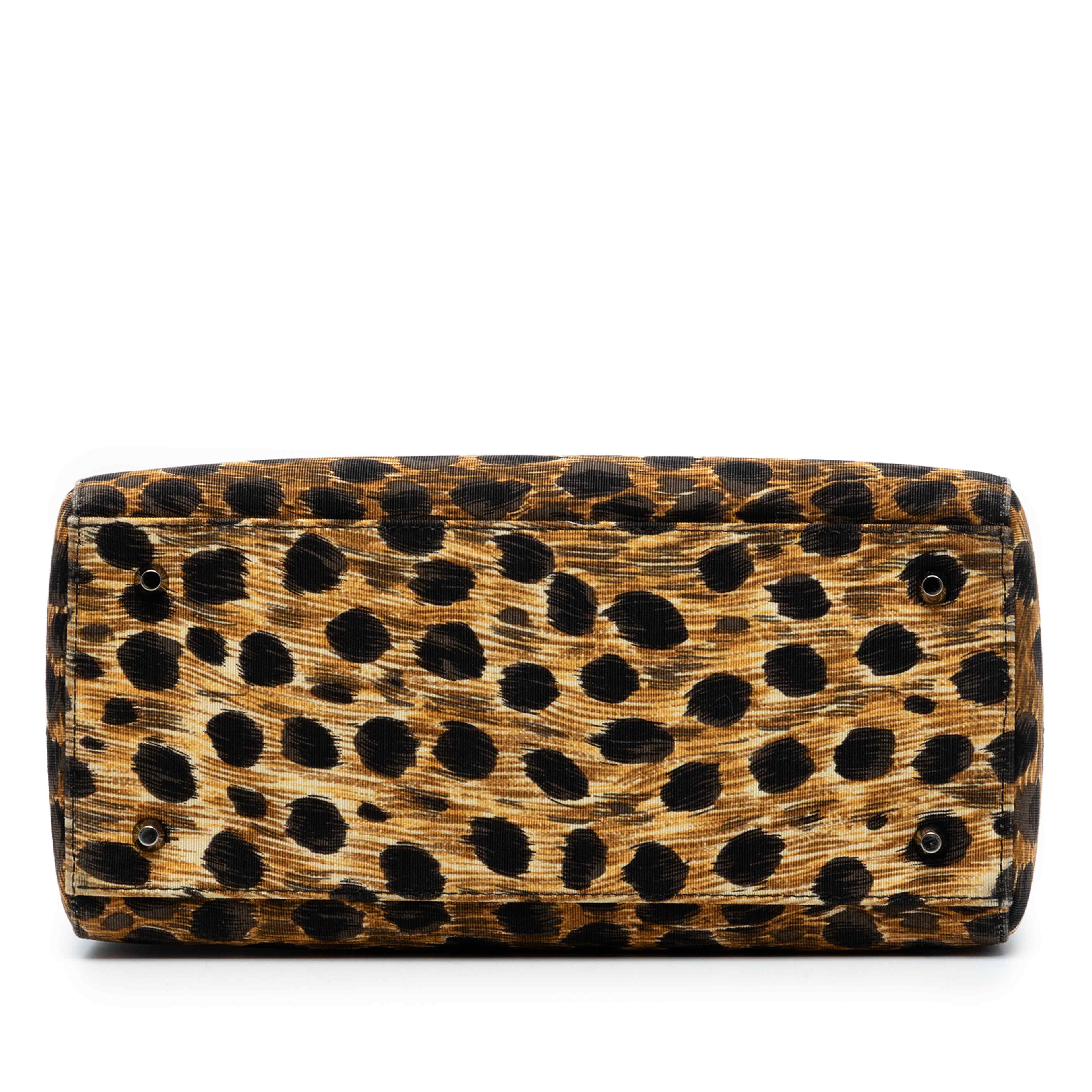 Dior Medium Canvas Leopard Print Lady Dior, från Luxclusif, i färgen light brown. Klicka för att öppna bilden i stort format