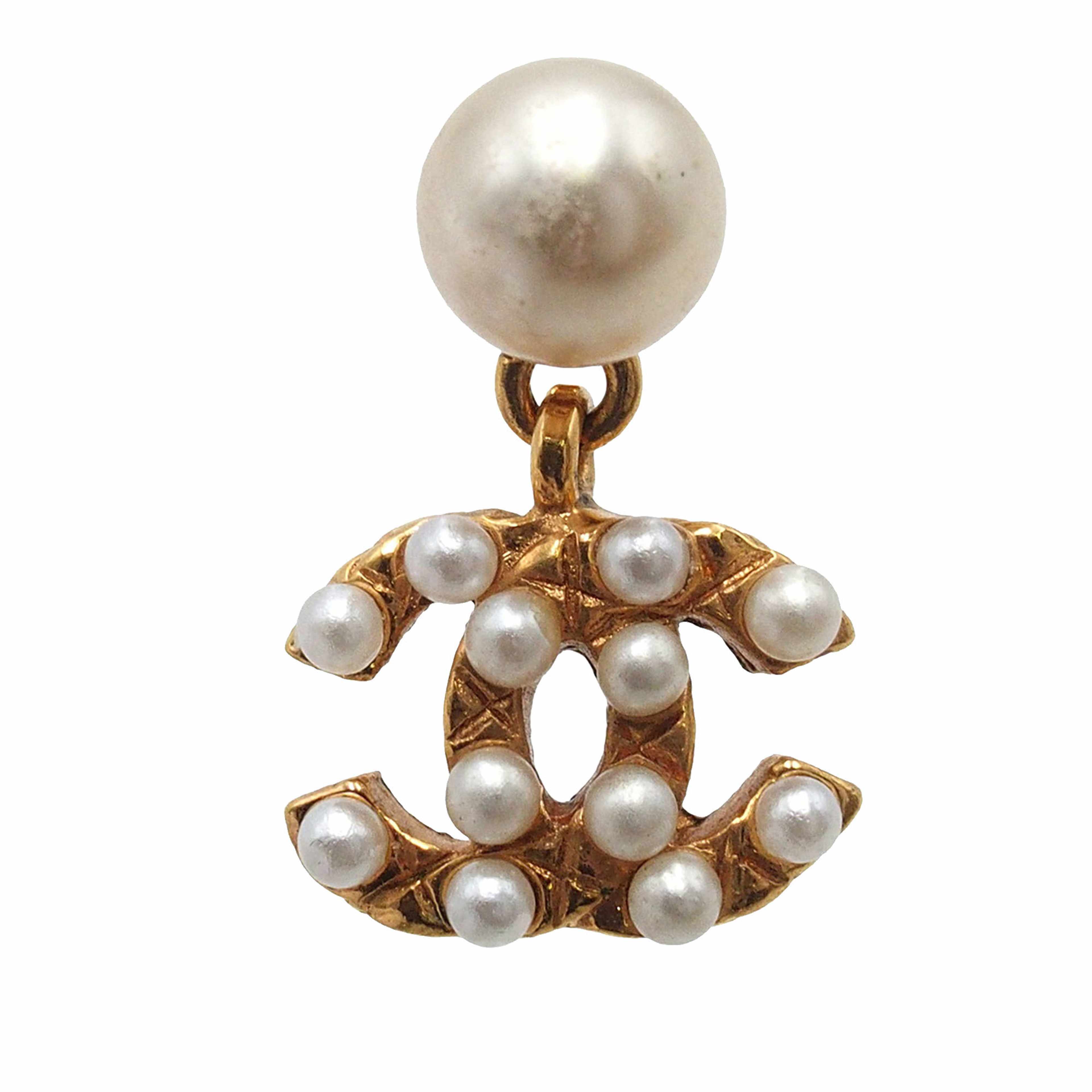 Chanel Cc Gold Plated Faux Pearl Drop Push Back Earrings, från Luxclusif, i färgen guld. Klicka för att öppna bilden i stort format