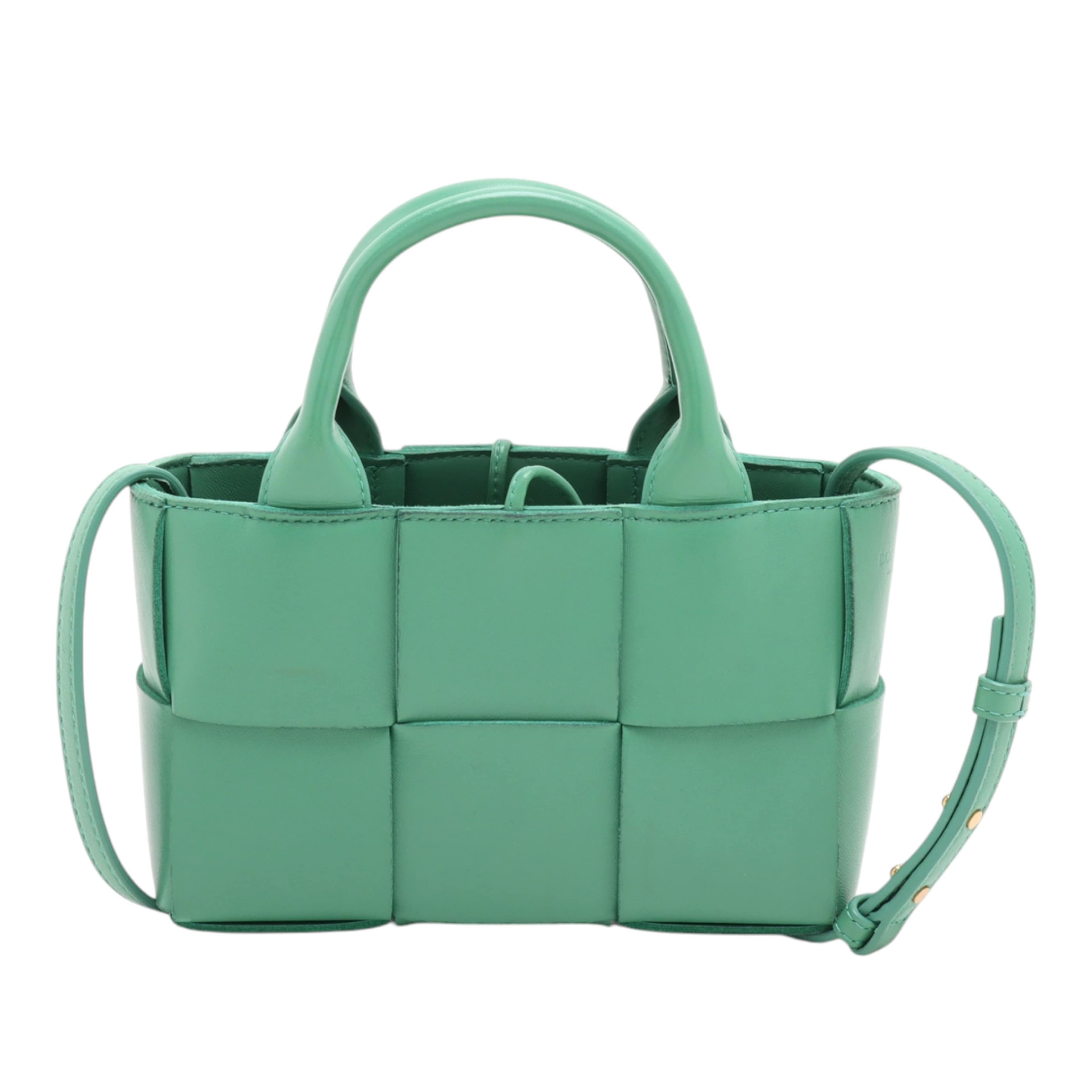 Bottega Veneta Candy Nappa Maxi Intrecciato Arco Tote, från Luxclusif, i färgen green. Klicka för att öppna bilden i stort format