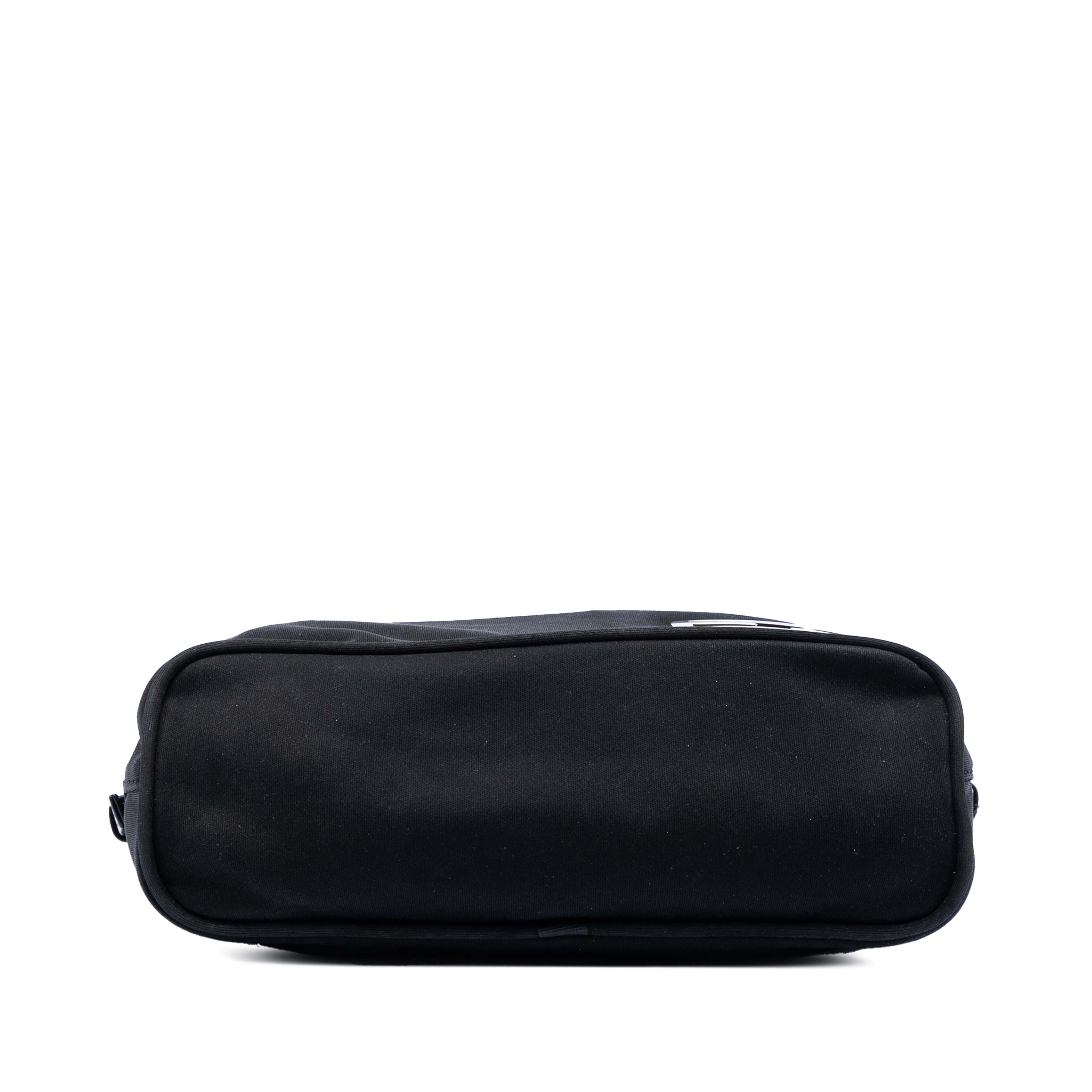 Fendi Neoprene Handbag, från Luxclusif, i färgen svart. Klicka för att öppna bilden i stort format