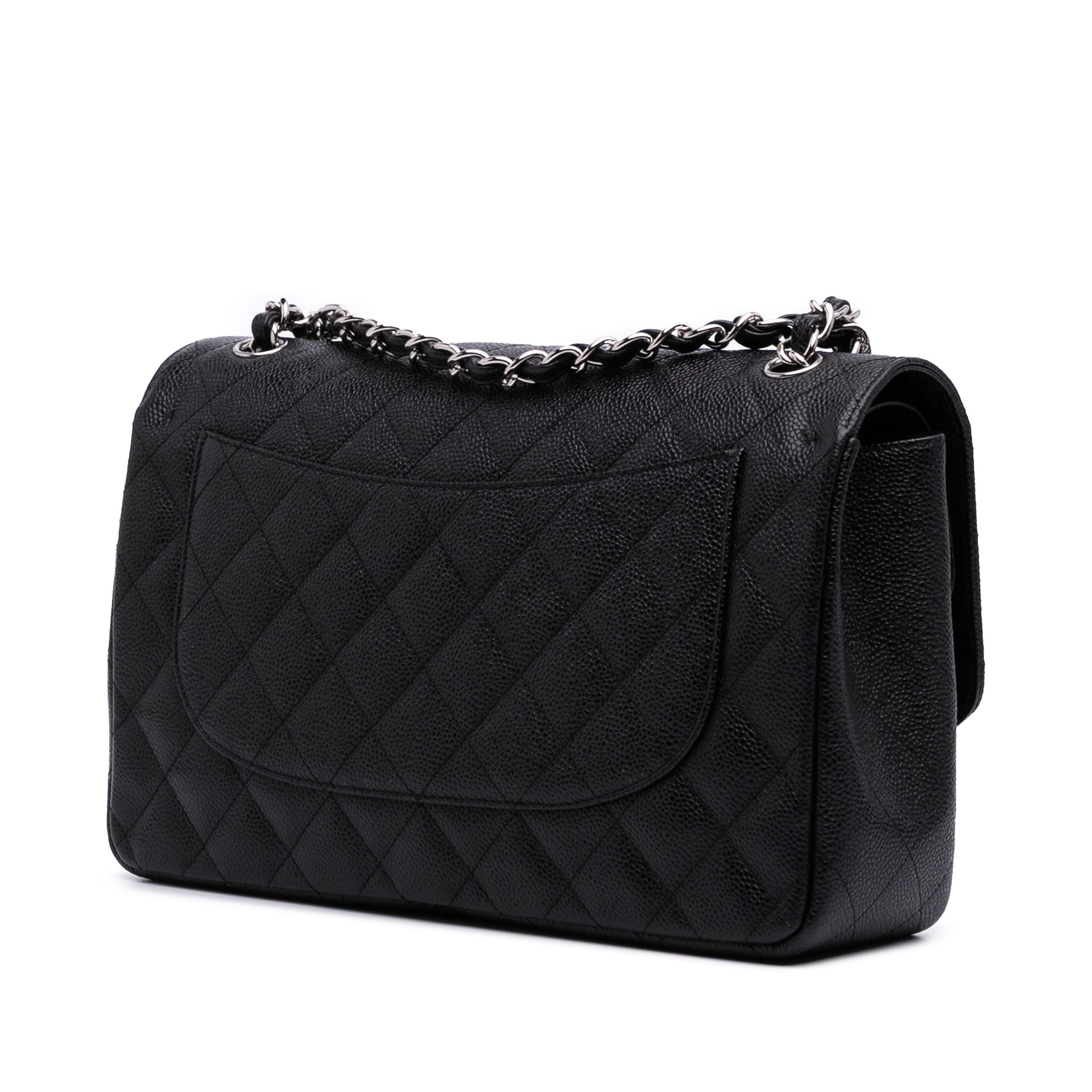 Chanel Jumbo Classic Caviar Double Flap, från Luxclusif, i färgen black.