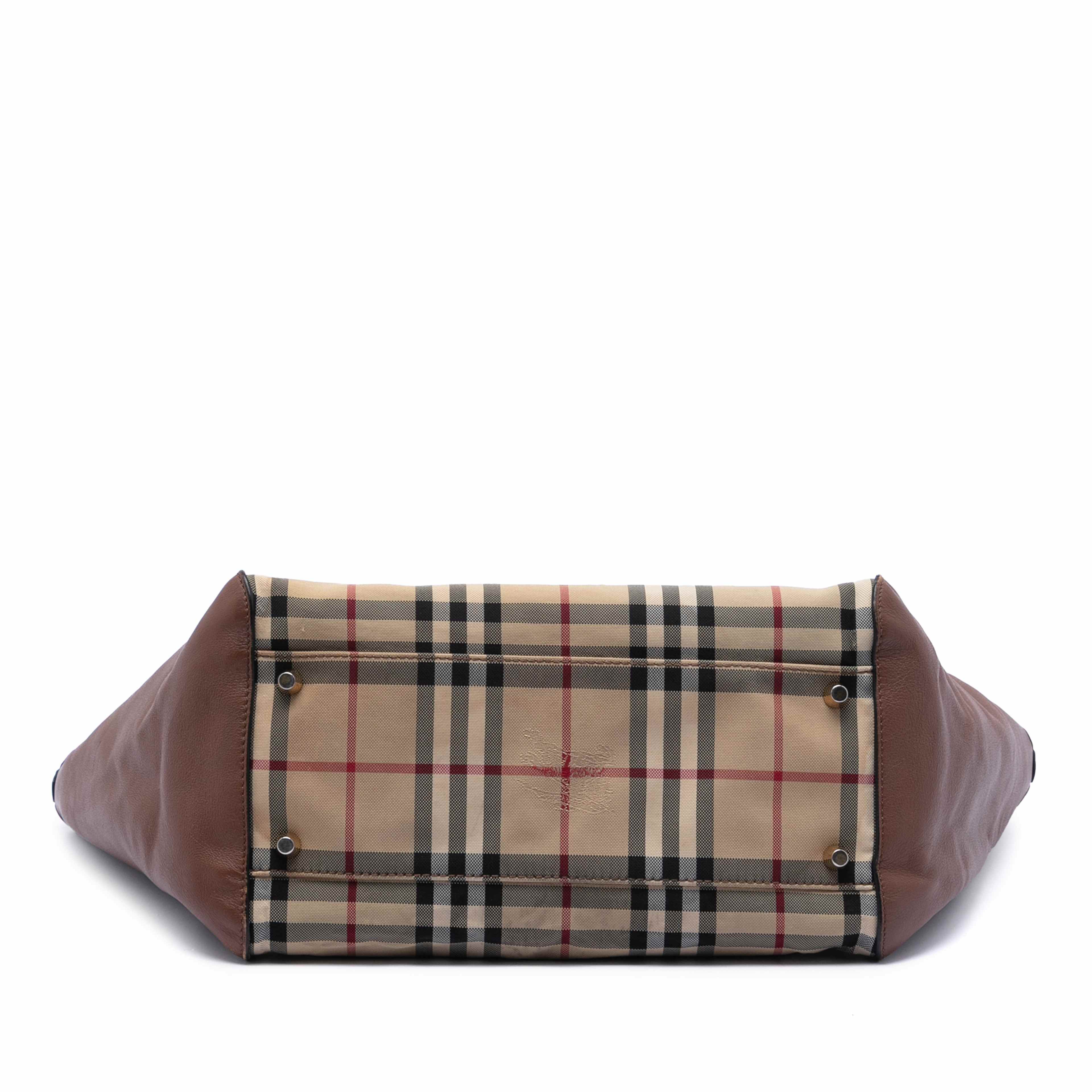 Burberry Small Haymarket Check Canvas And Leather Canterbury Tote, från Luxclusif, i färgen beige. Klicka för att öppna bilden i stort format