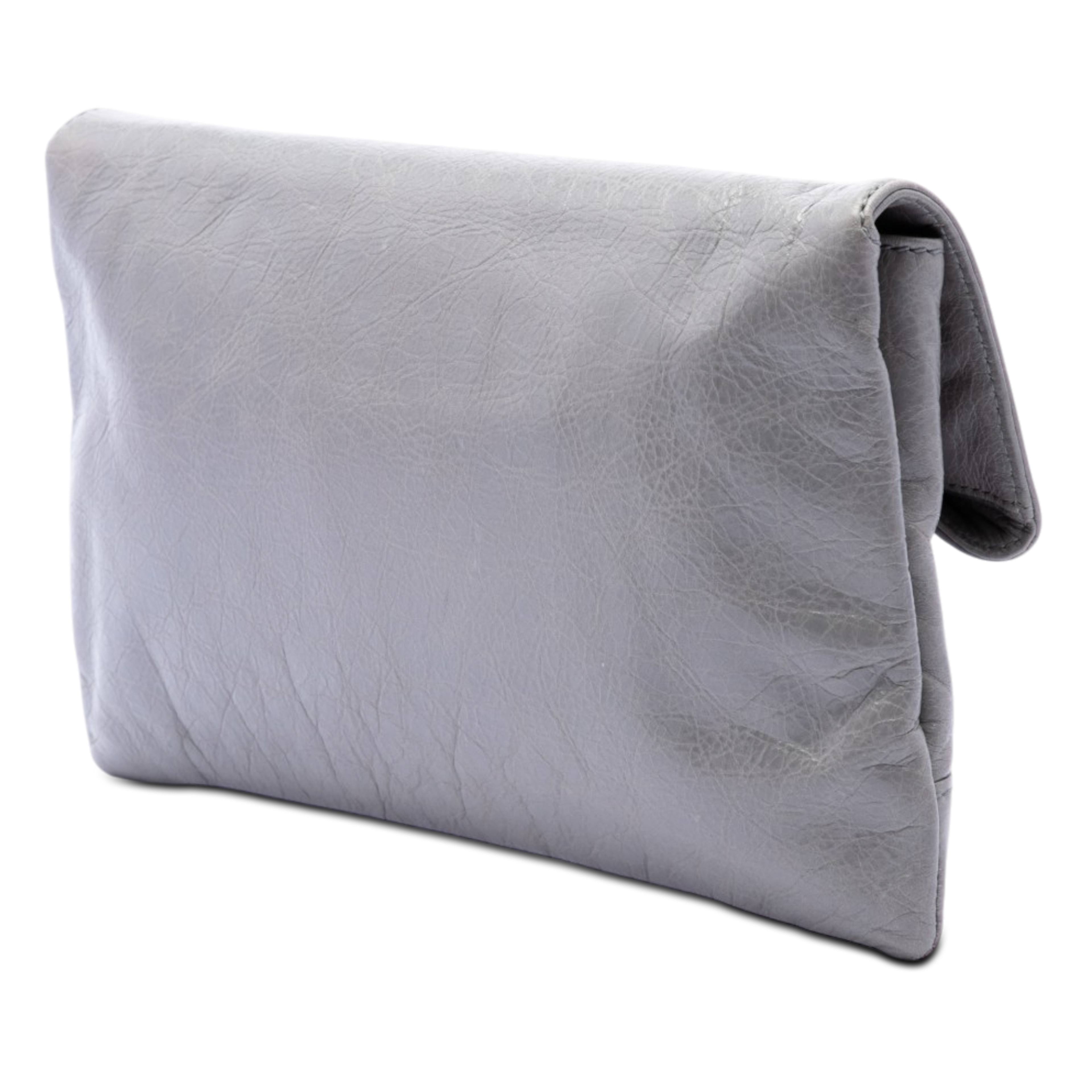 Balenciaga Lambskin Motocross Giant 12 Envelope Clutch, från Luxclusif, i färgen grå. Klicka för att öppna bilden i stort format