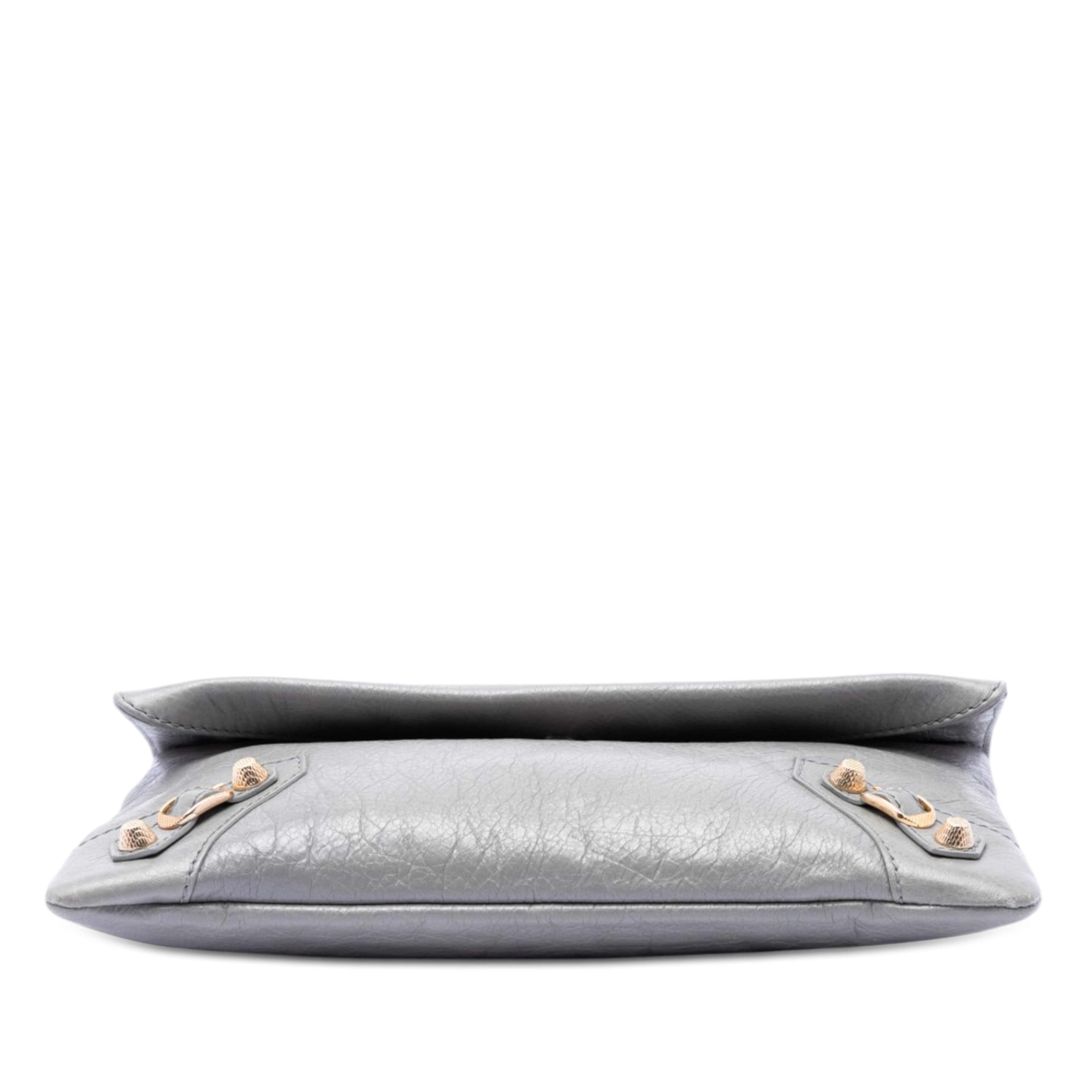 Balenciaga Lambskin Motocross Giant 12 Envelope Clutch, från Luxclusif, i färgen light gray. Klicka för att öppna bilden i stort format