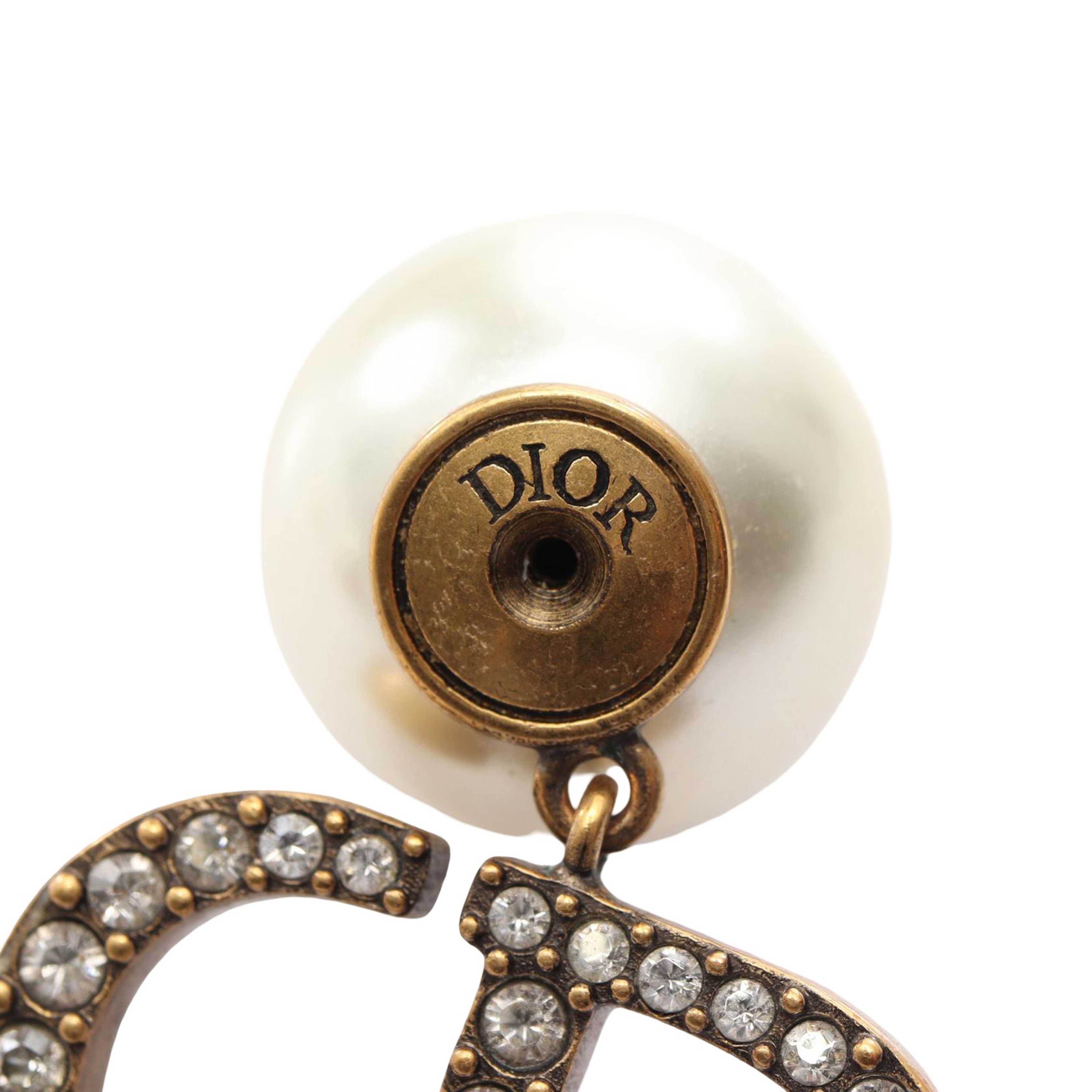 Dior Gold Plated Faux Pearl Dior Tribales Earrings, från Luxclusif, i färgen gold. Klicka för att öppna bilden i stort format