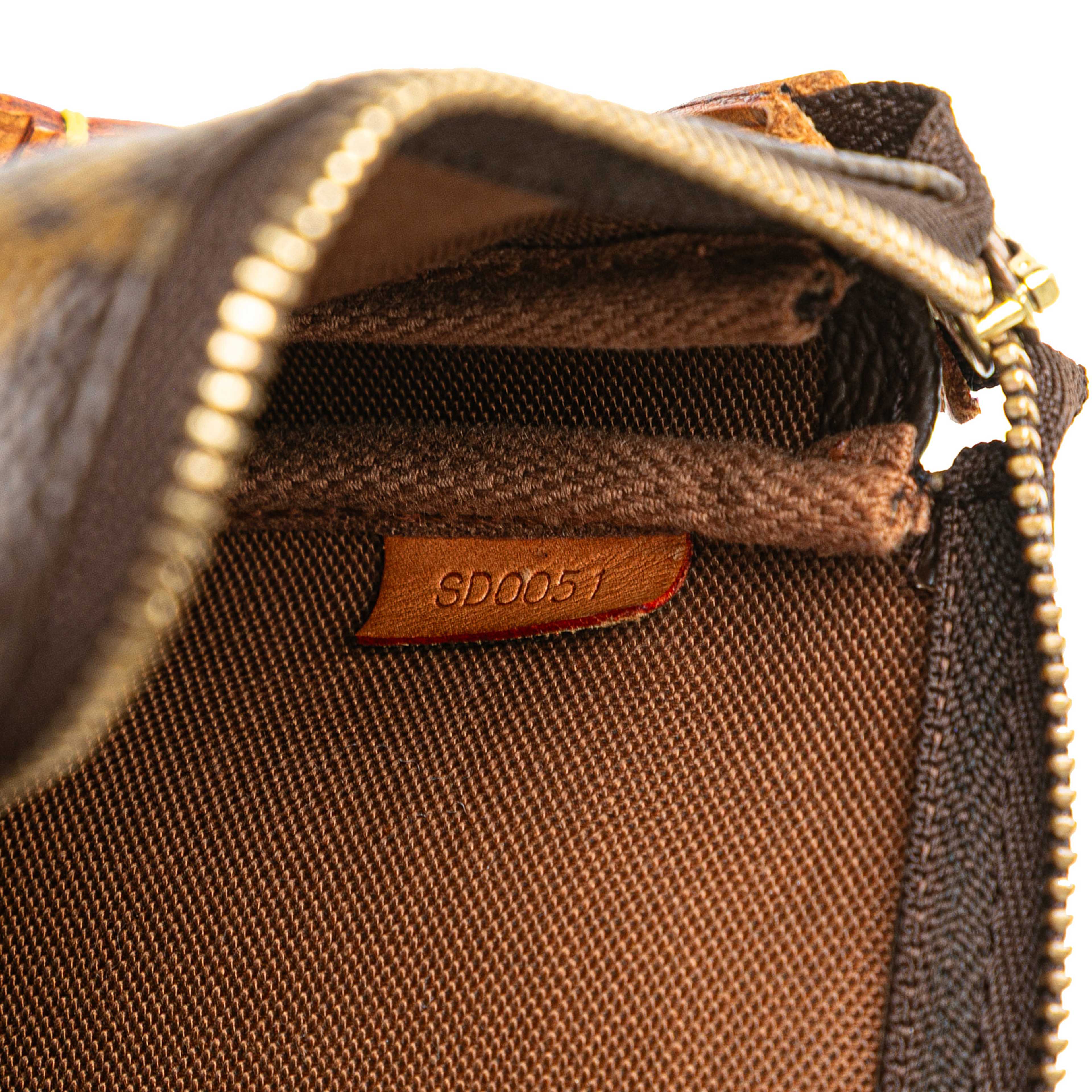 Louis Vuitton Monogram Pochette Accessoires, från Luxclusif, i färgen brown. Klicka för att öppna bilden i stort format