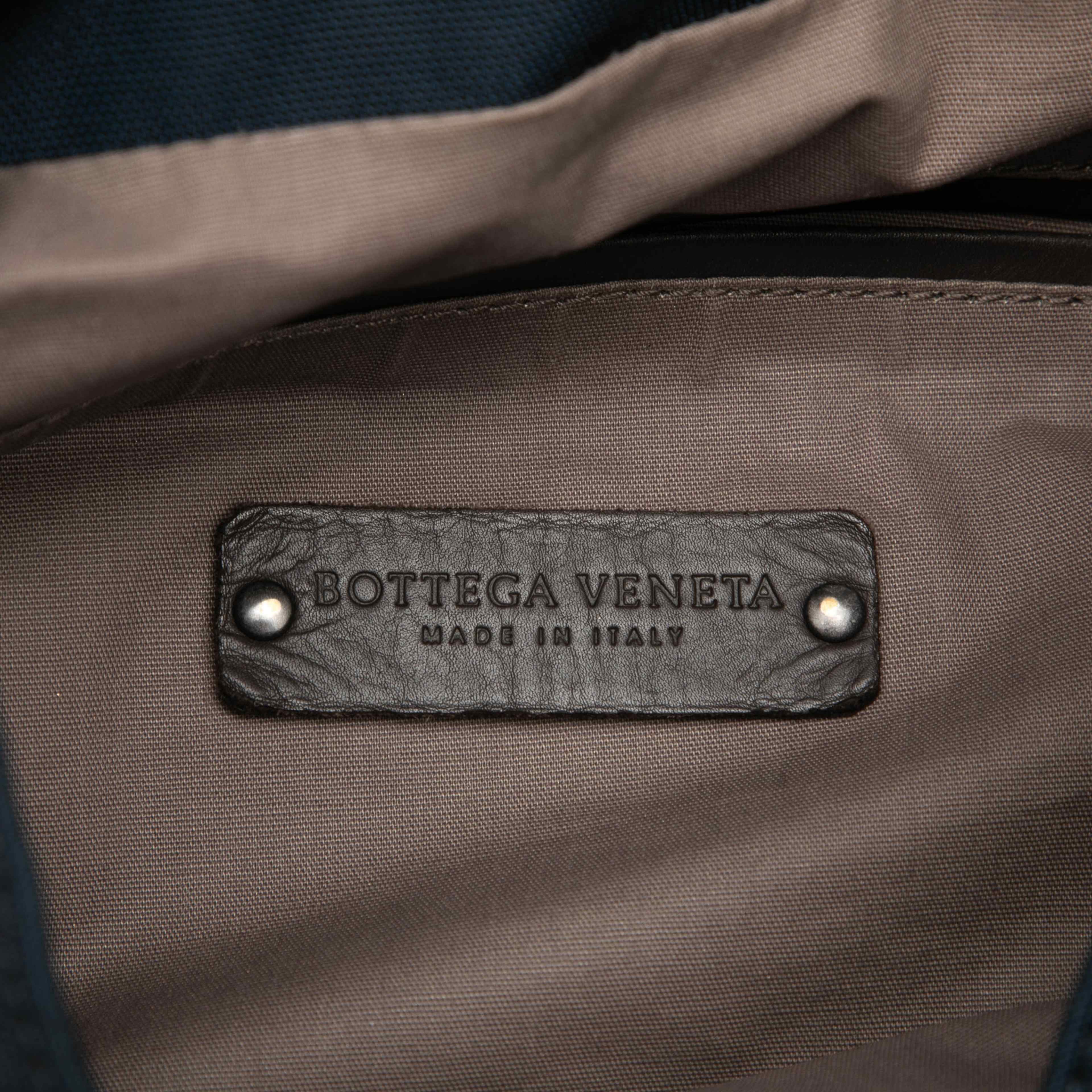 Bottega Veneta Canvas And Nappa Intrecciato Flap Backpack, från Luxclusif, i färgen navy. Klicka för att öppna bilden i stort format