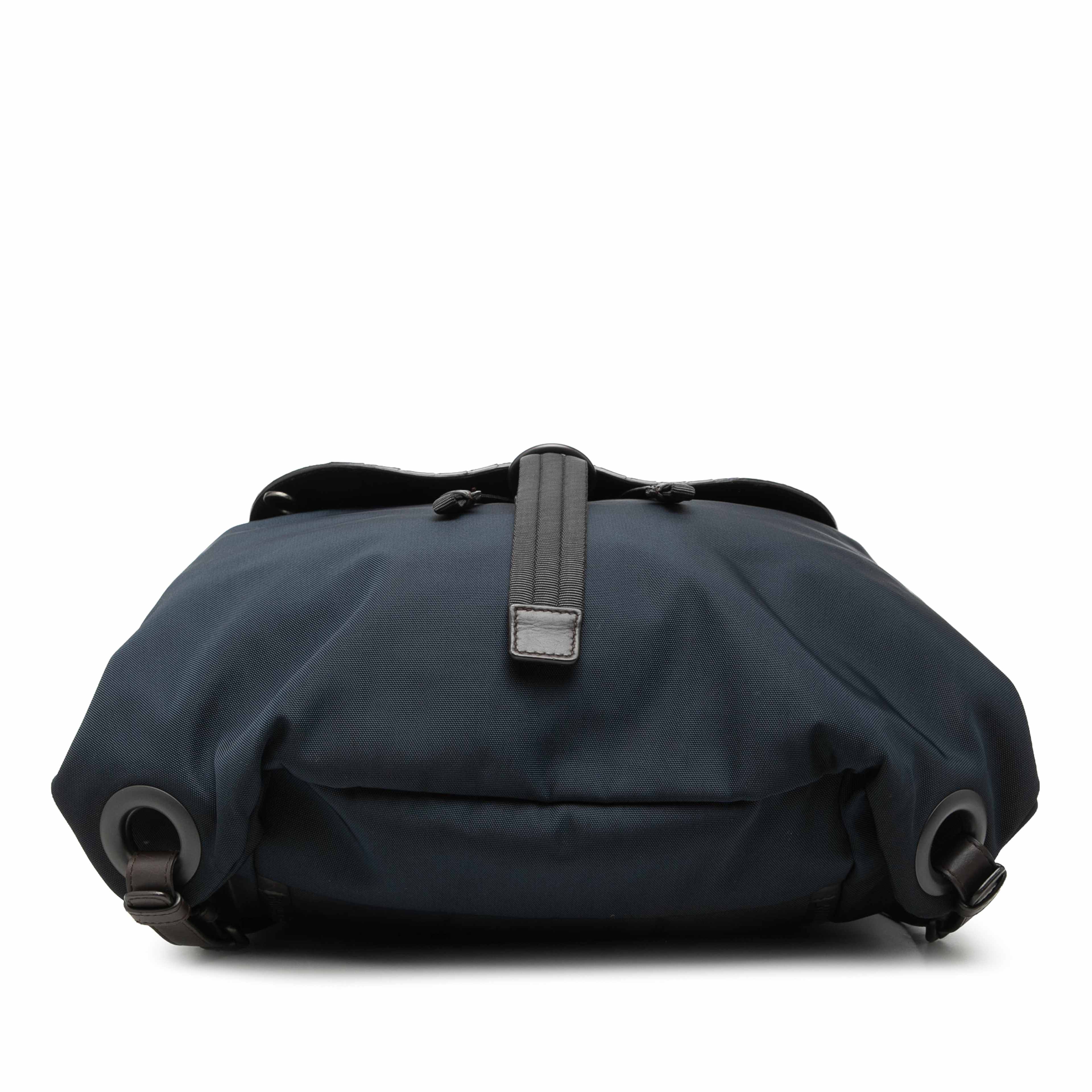 Bottega Veneta Canvas And Nappa Intrecciato Flap Backpack, från Luxclusif, i färgen blå. Klicka för att öppna bilden i stort format