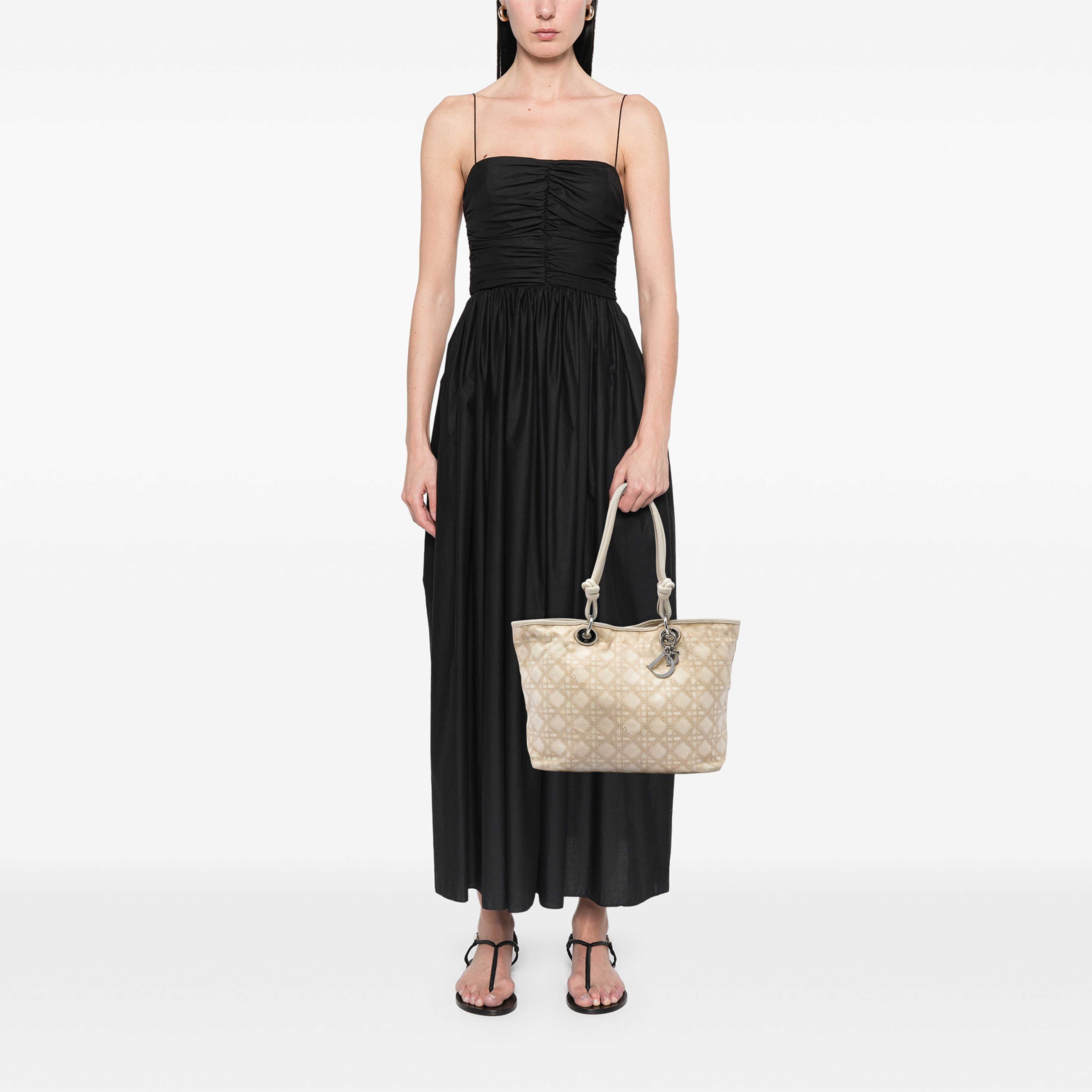 Dior Large Canvas Cannage Print Cherie Shopper Tote, från Luxclusif, i färgen beige. Klicka för att öppna bilden i stort format