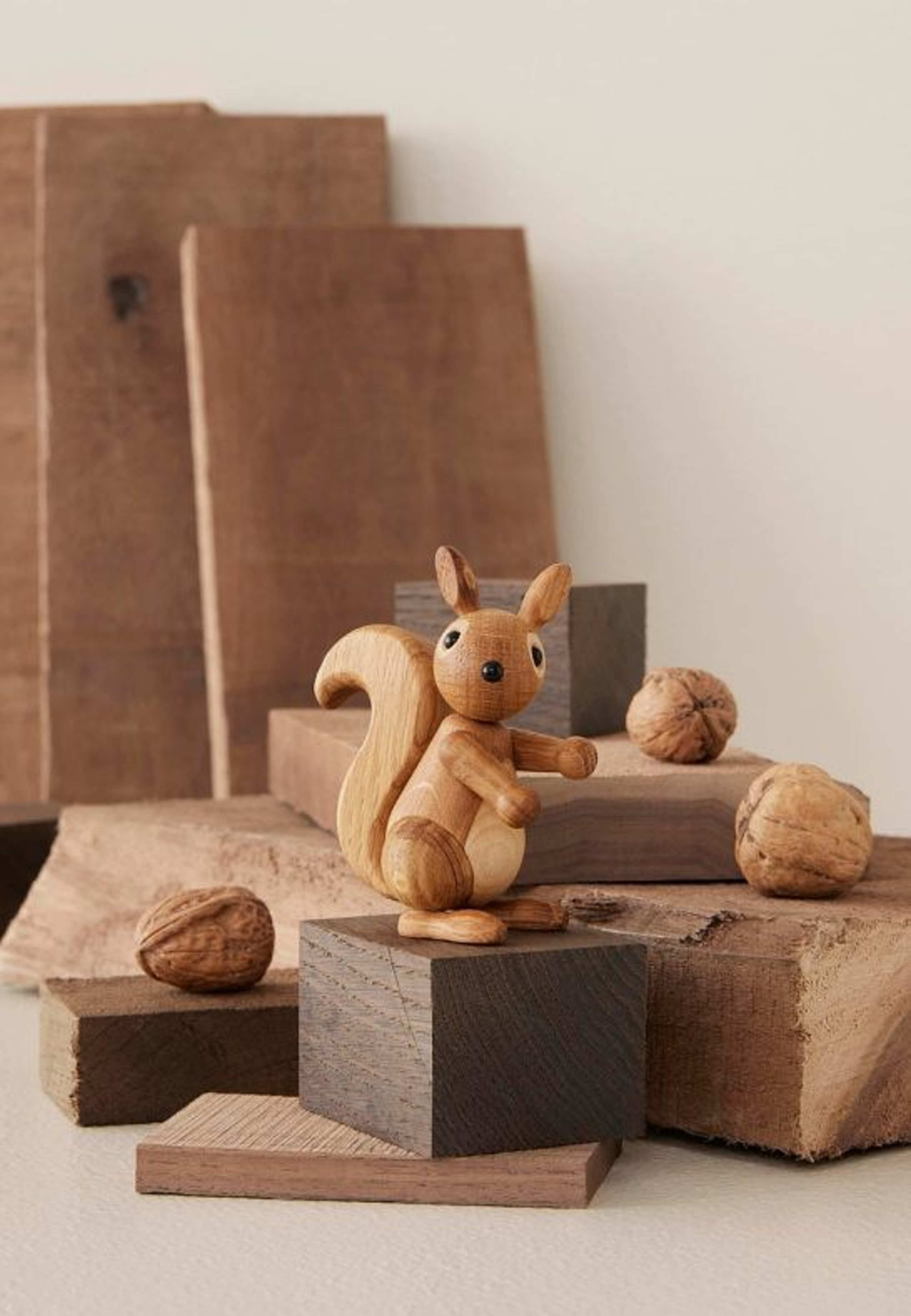 Penaut Ekorrunge Trädekoration 8,5 cm Ek, från Spring Copenhagen, i färgen beige. Klicka för att öppna bilden i stort format