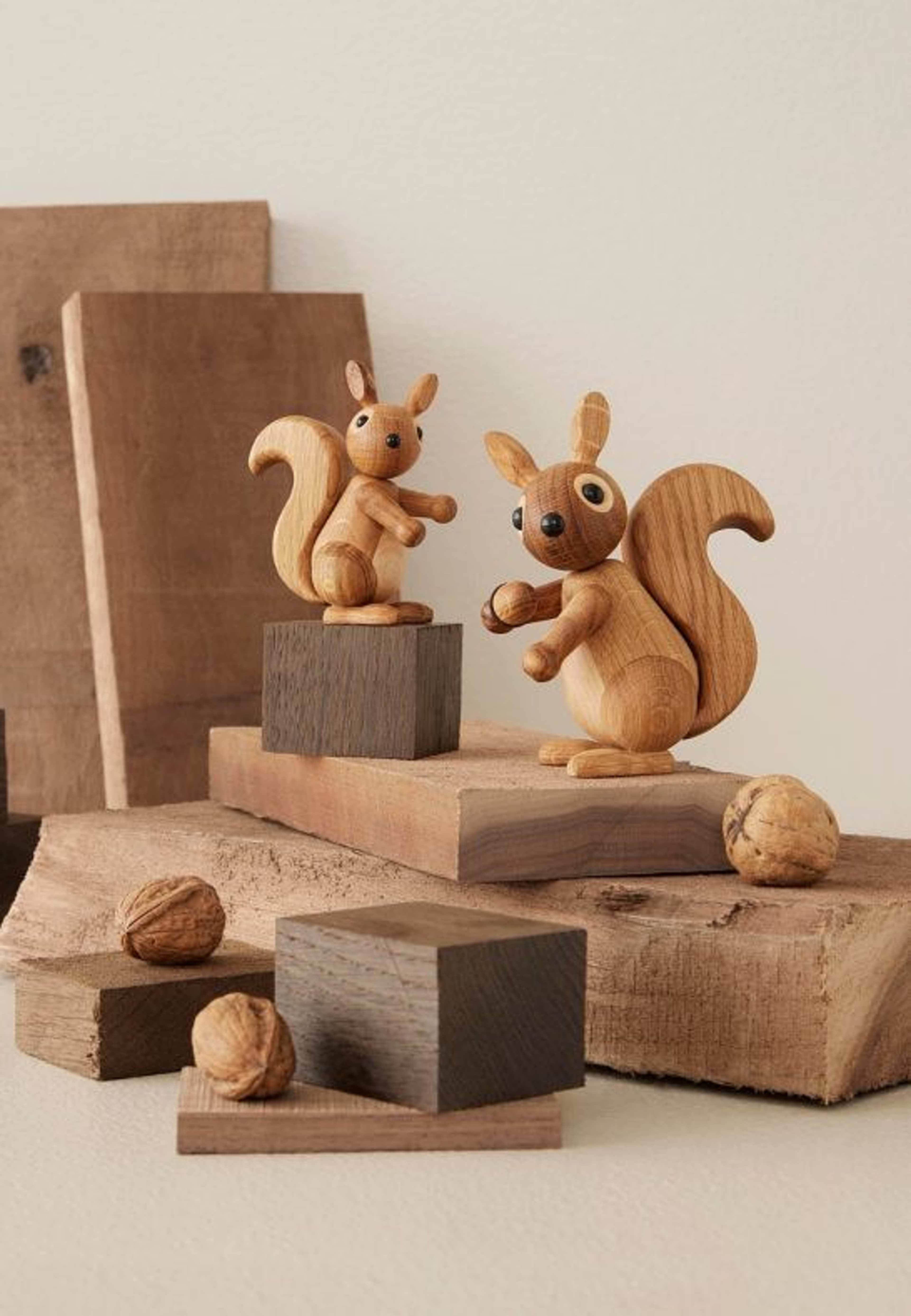 Penaut Ekorrunge Trädekoration 8,5 cm Ek, från Spring Copenhagen, i färgen beige. Klicka för att öppna bilden i stort format