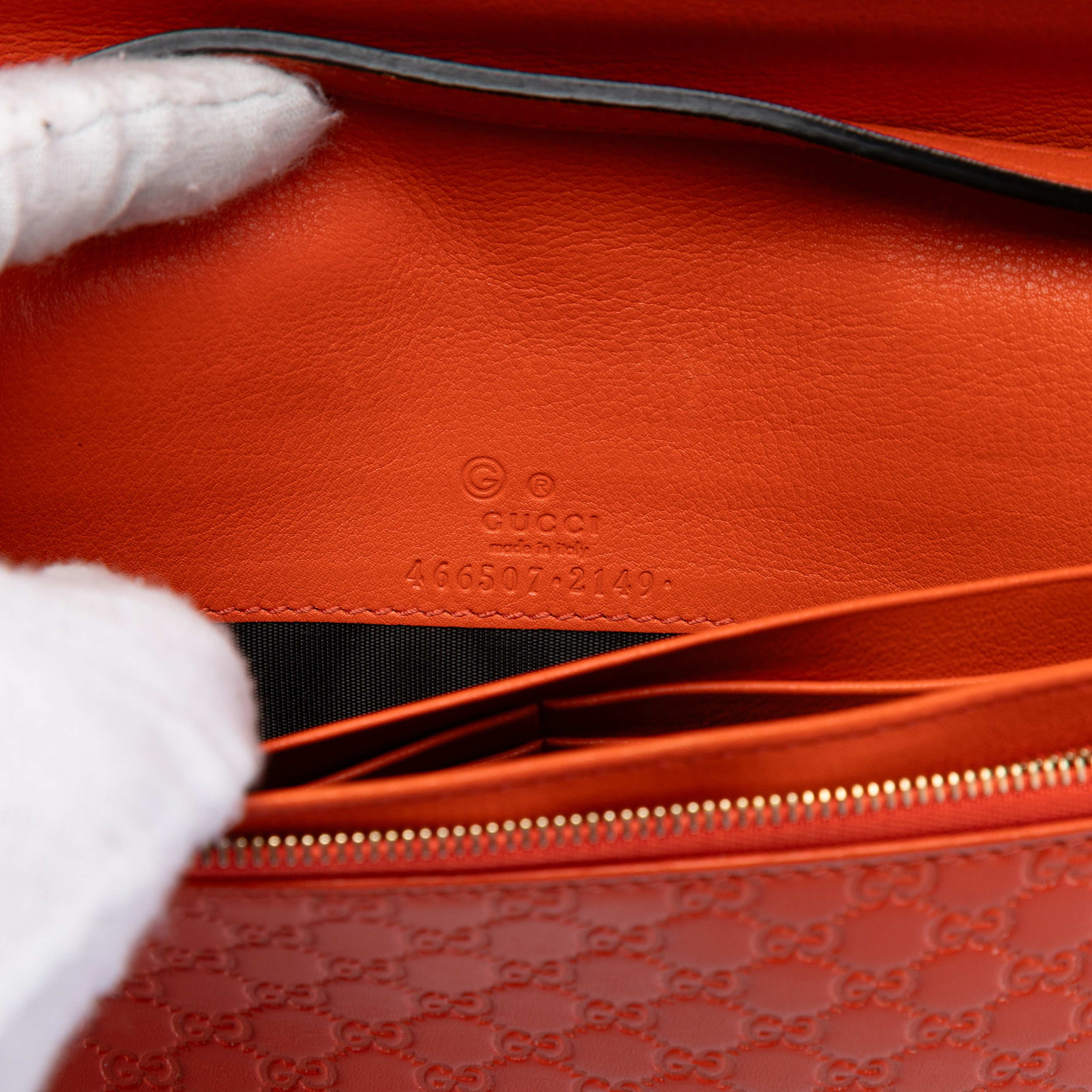Gucci Microguccissima Wallet On Strap, från Luxclusif, i färgen orange. Klicka för att öppna bilden i stort format