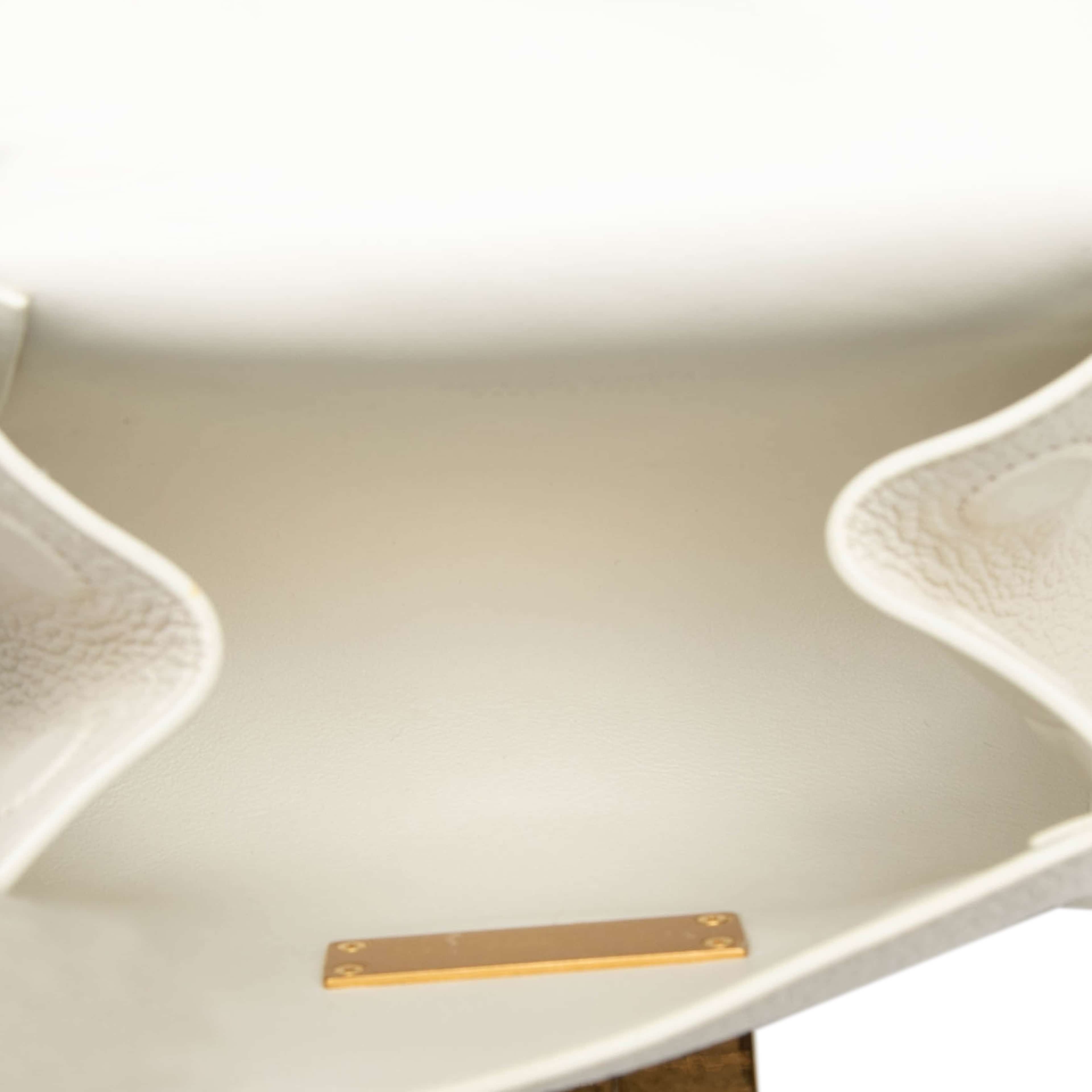 Bottega Veneta Leather Geometric Belt Bag, från Luxclusif, i färgen white. Klicka för att öppna bilden i stort format