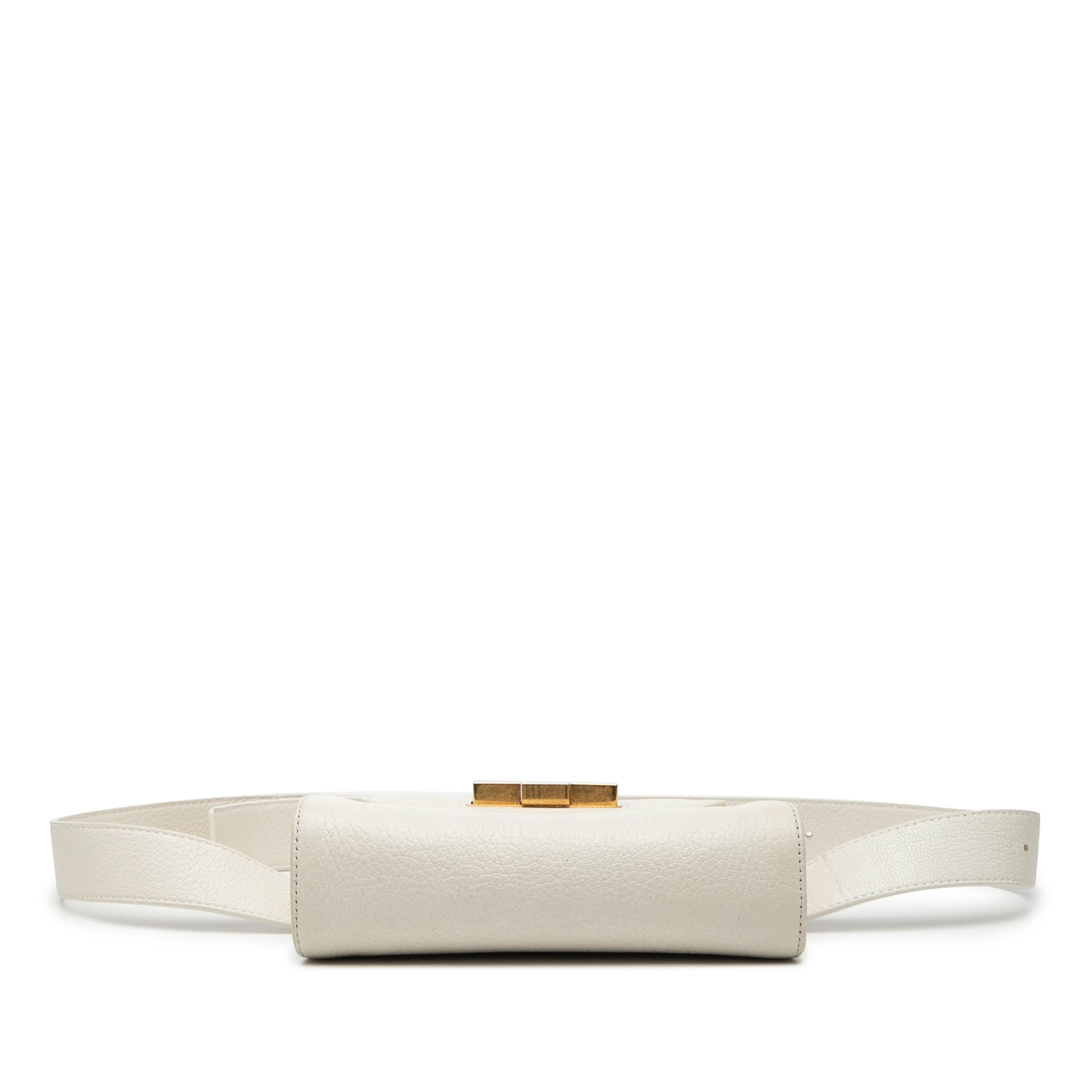 Bottega Veneta Leather Geometric Belt Bag, från Luxclusif, i färgen white. Klicka för att öppna bilden i stort format