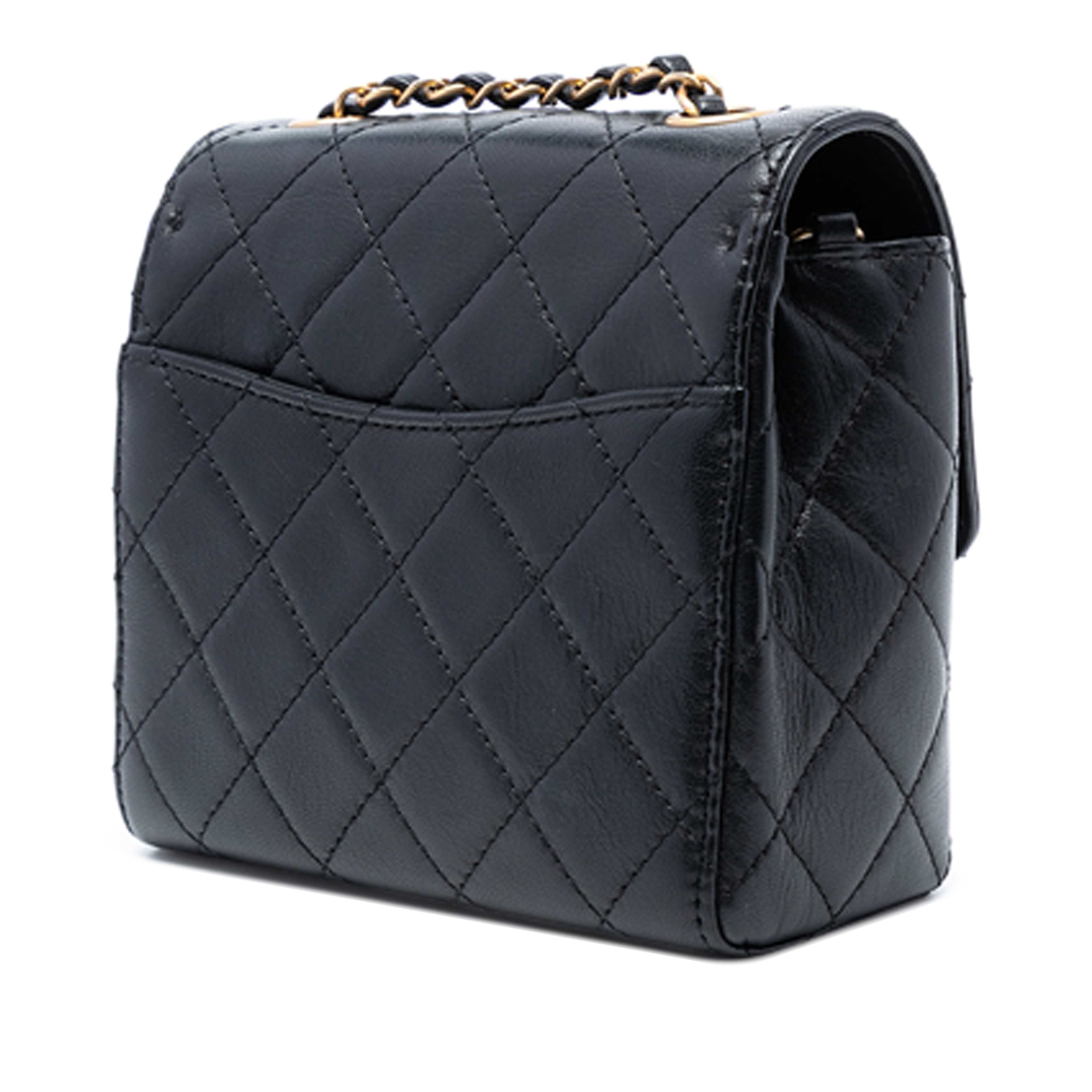 Chanel Mini Square Classic Goatskin Single Flap, från Luxclusif, i färgen black. Klicka för att öppna bilden i stort format