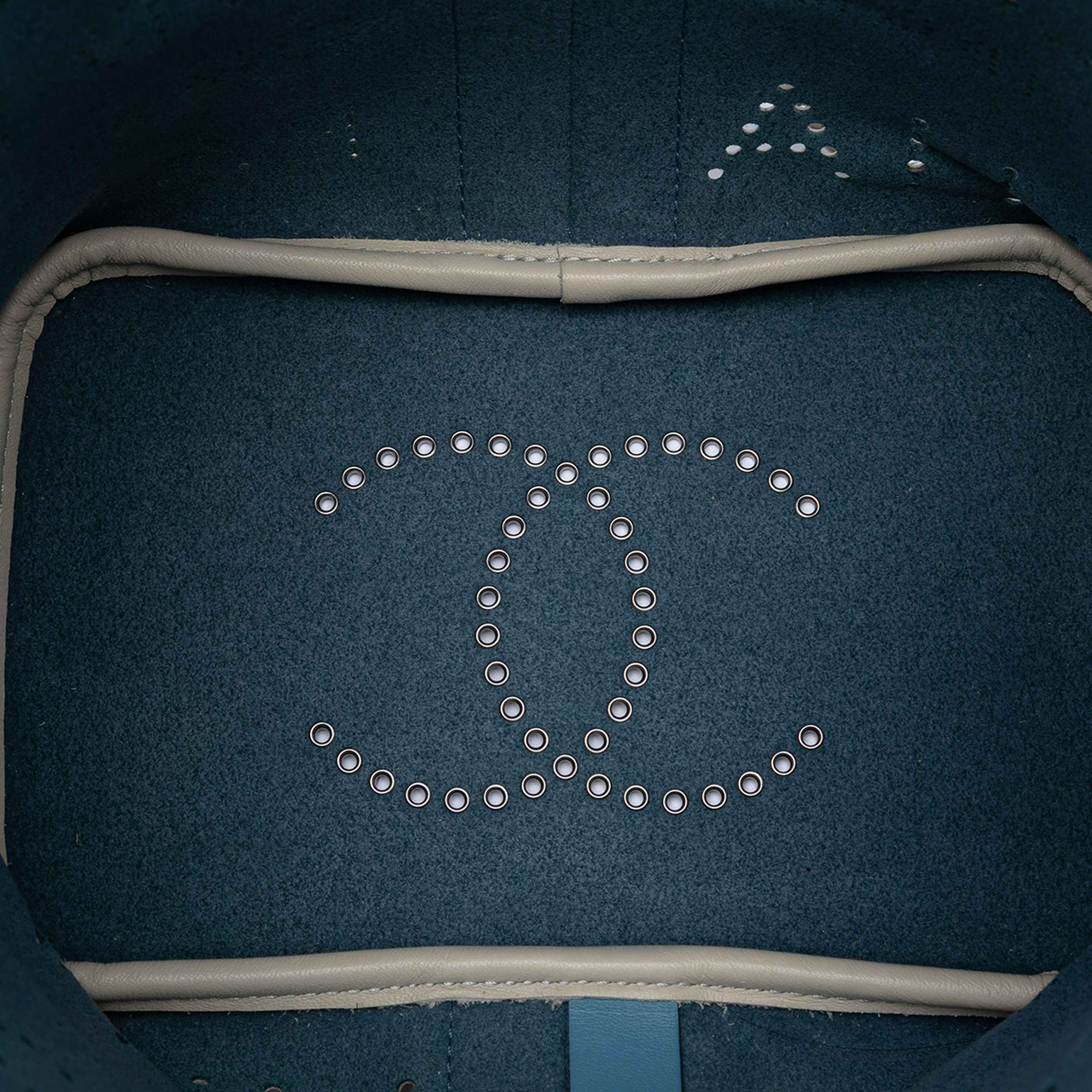 Chanel Small Perforated Calfskin Logo Eyelet Bucket Bag, från Luxclusif, i färgen ivory. Klicka för att öppna bilden i stort format