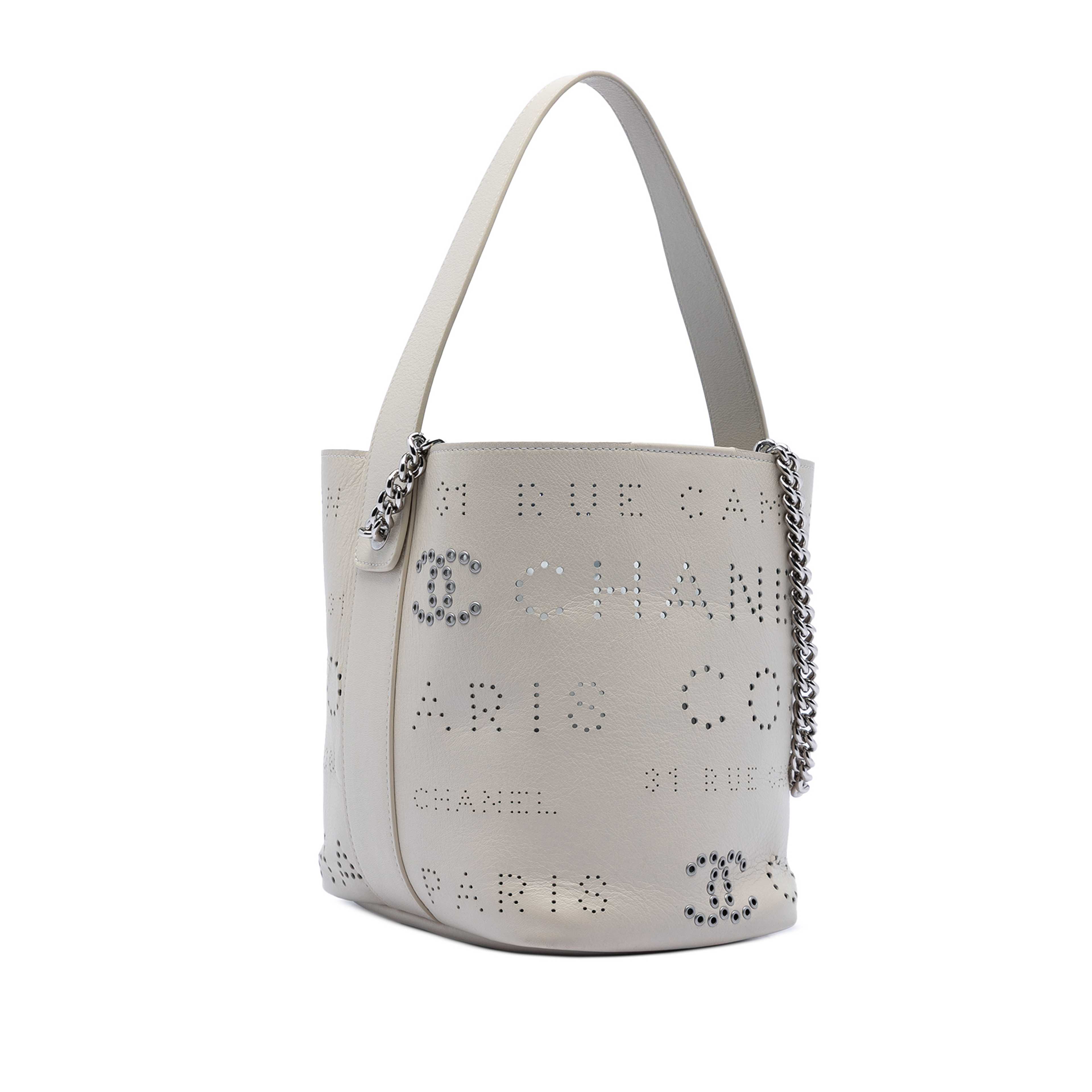 Chanel Small Perforated Calfskin Logo Eyelet Bucket Bag, från Luxclusif, i färgen vit. Klicka för att öppna bilden i stort format