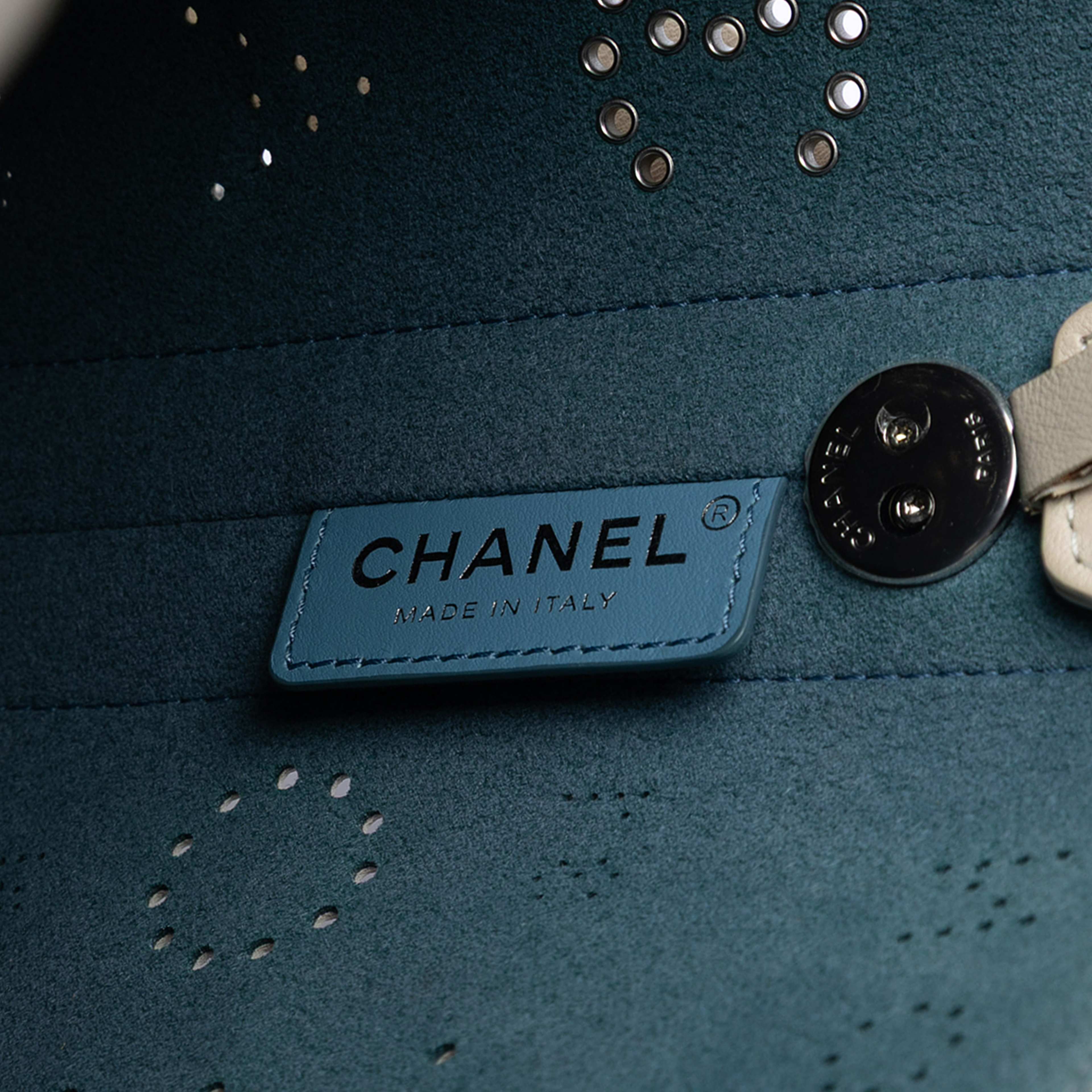 Chanel Small Perforated Calfskin Logo Eyelet Bucket Bag, från Luxclusif, i färgen ivory. Klicka för att öppna bilden i stort format