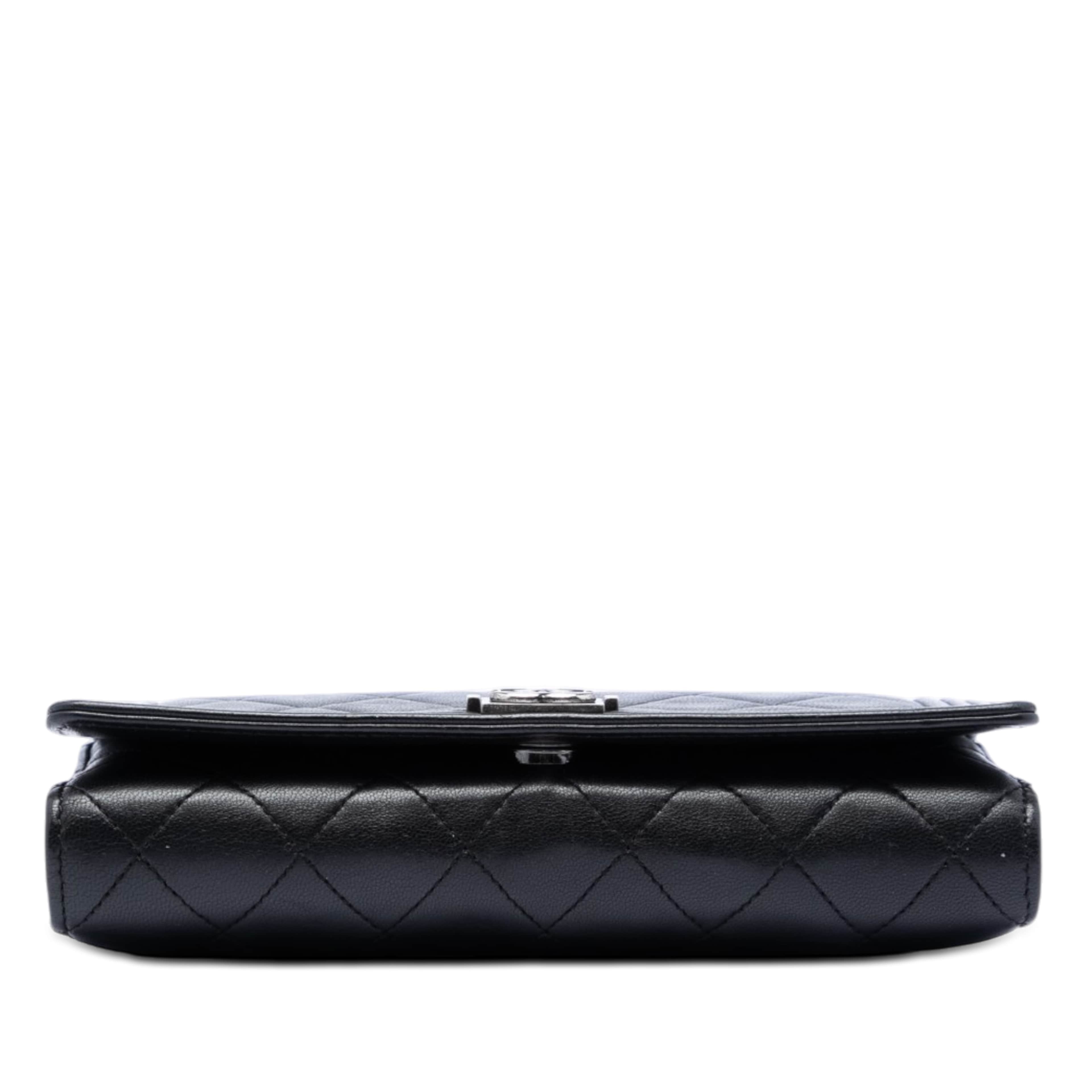 Chanel Quilted Lambskin Boy Wallet On Chain, från Luxclusif, i färgen black. Klicka för att öppna bilden i stort format
