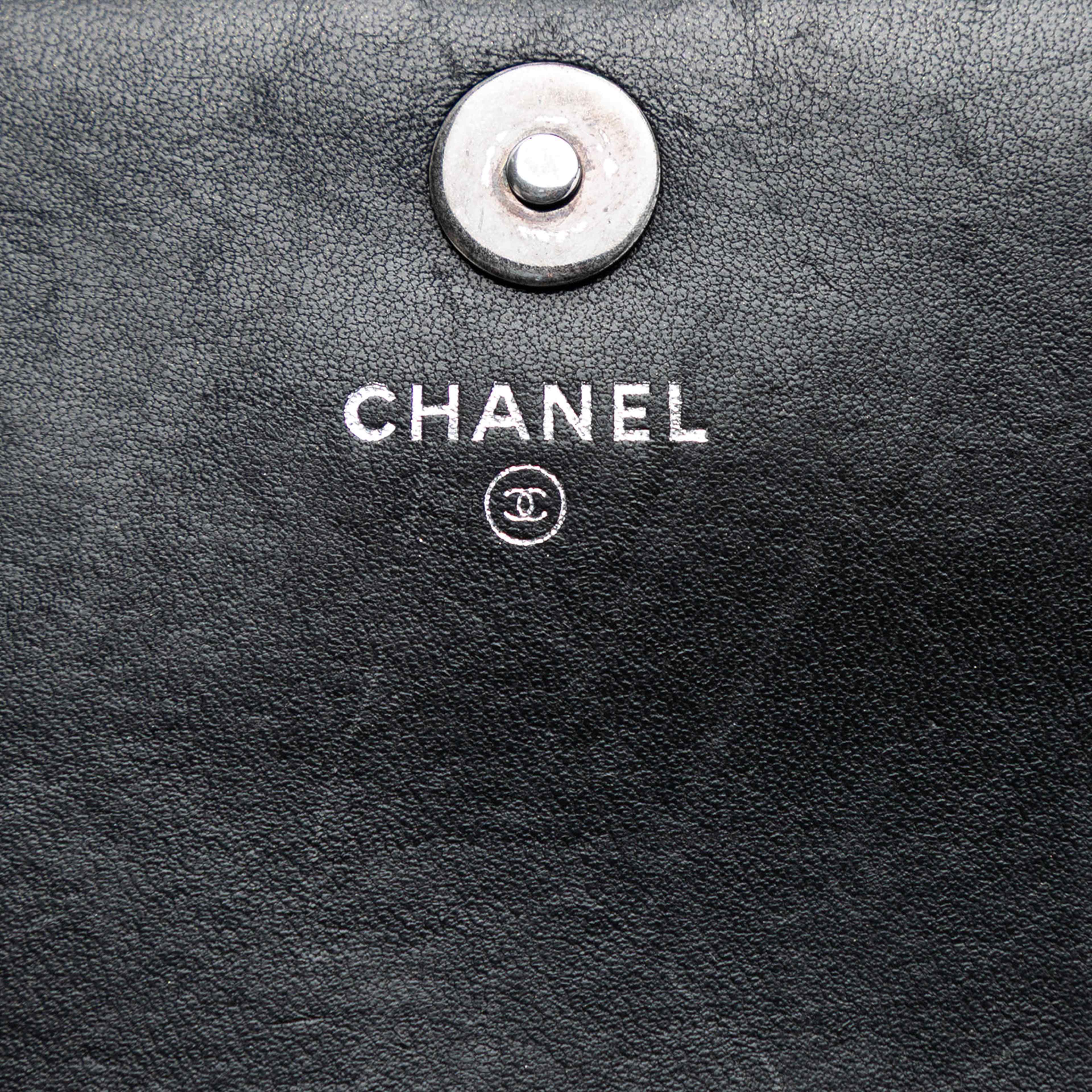 Chanel Quilted Lambskin Boy Wallet On Chain, från Luxclusif, i färgen black. Klicka för att öppna bilden i stort format