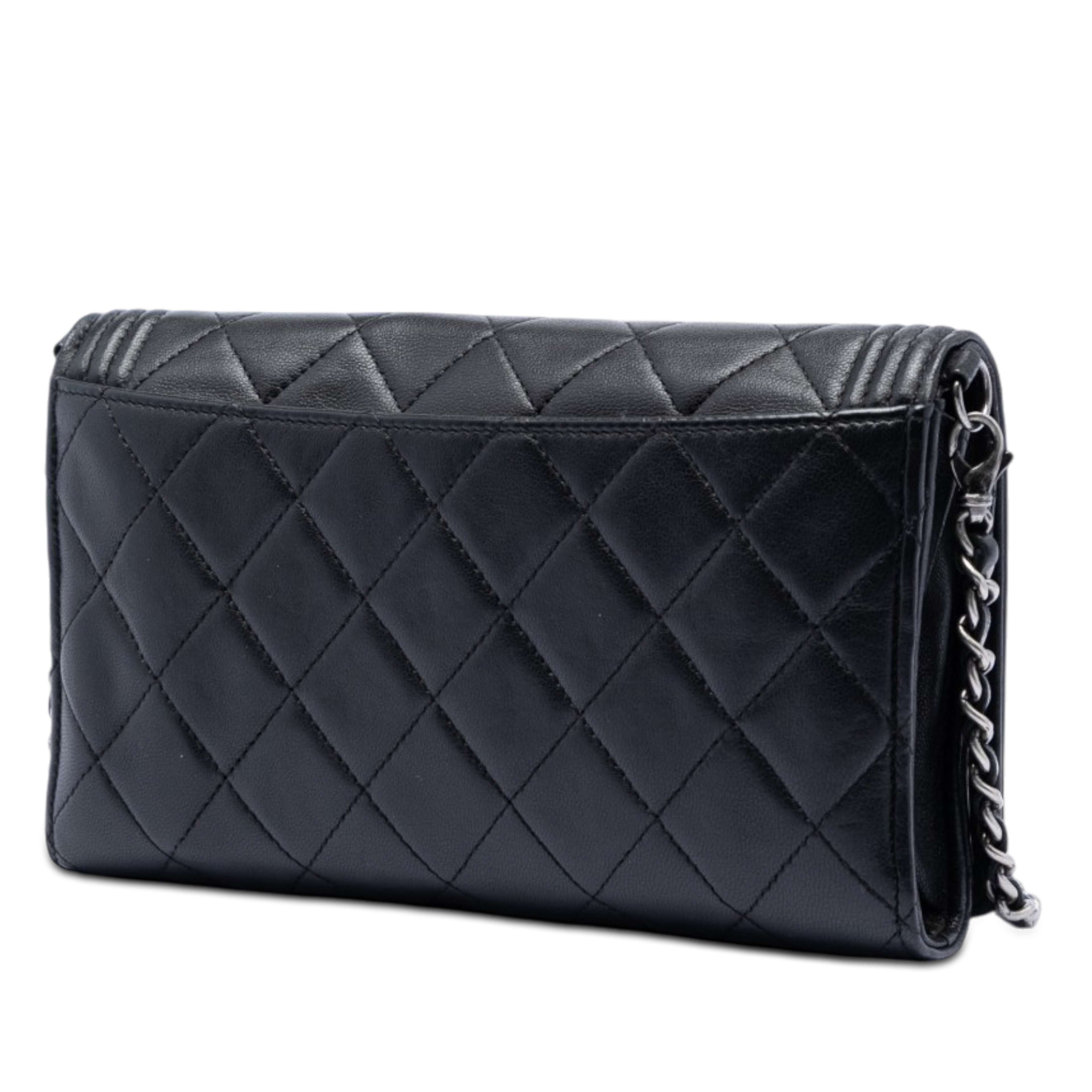 Chanel Quilted Lambskin Boy Wallet On Chain, från Luxclusif, i färgen svart. Klicka för att öppna bilden i stort format