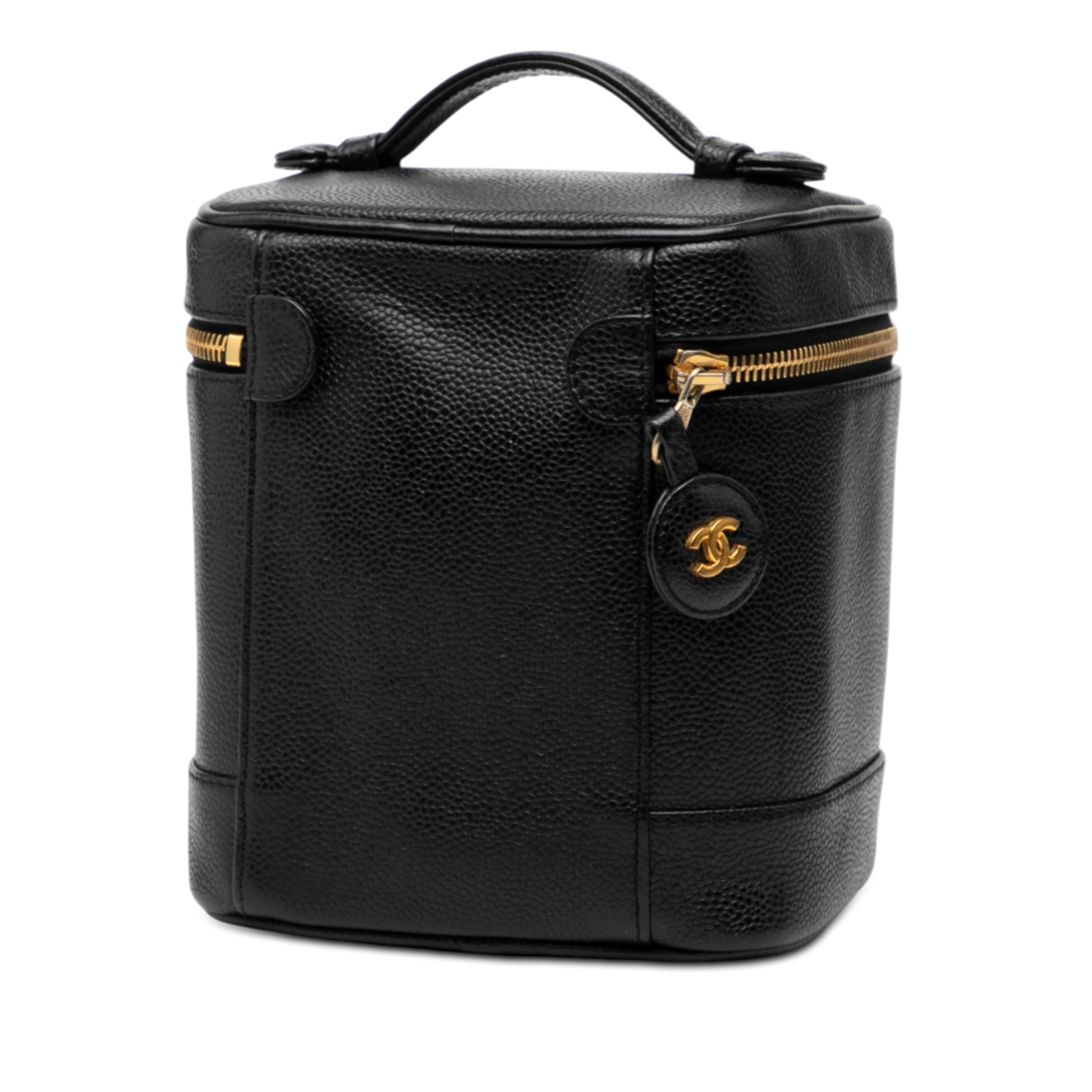 Chanel Cc Caviar Vanity Bag, från Luxclusif, i färgen black. Klicka för att öppna bilden i stort format
