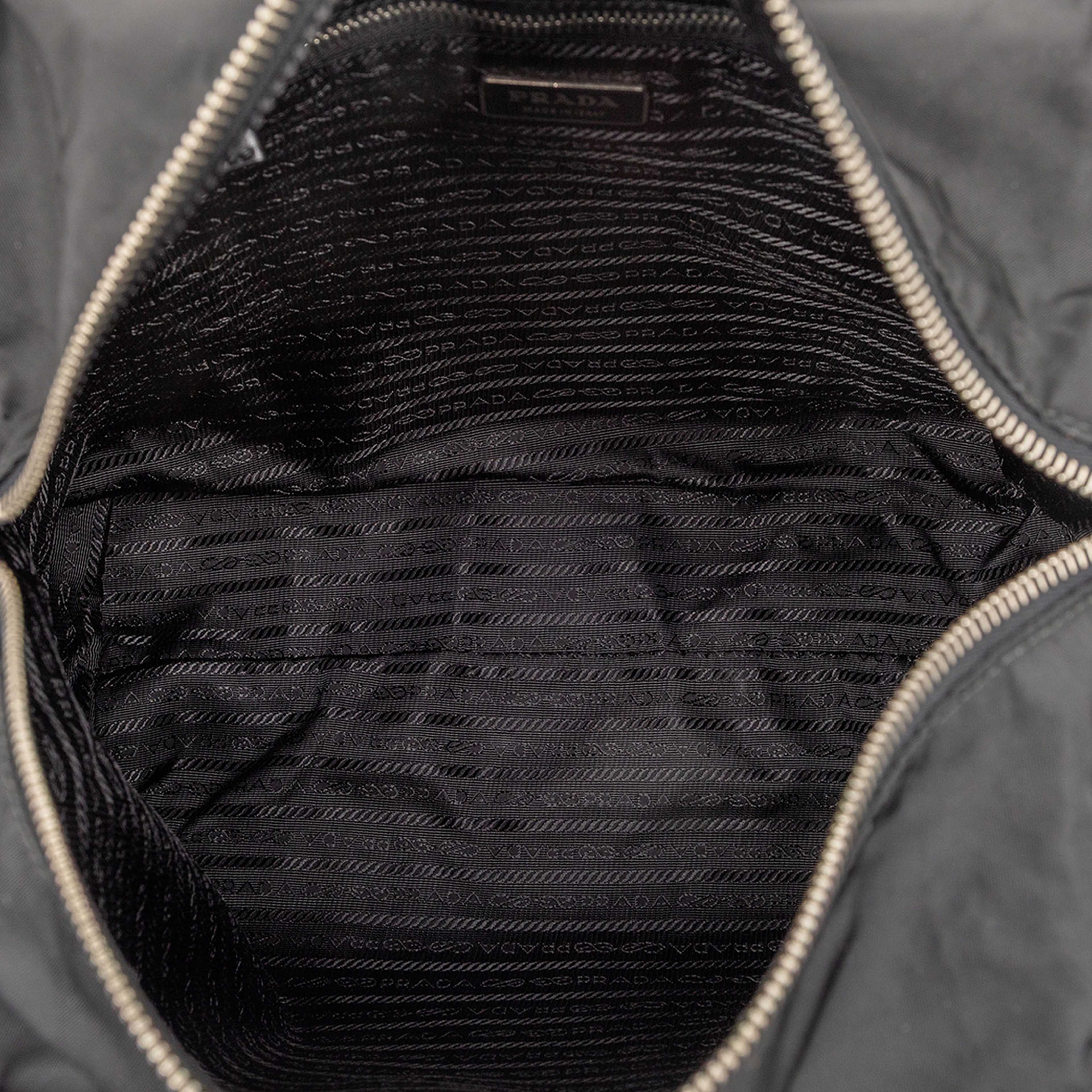 Prada Tessuto Satchel, från Luxclusif, i färgen black. Klicka för att öppna bilden i stort format