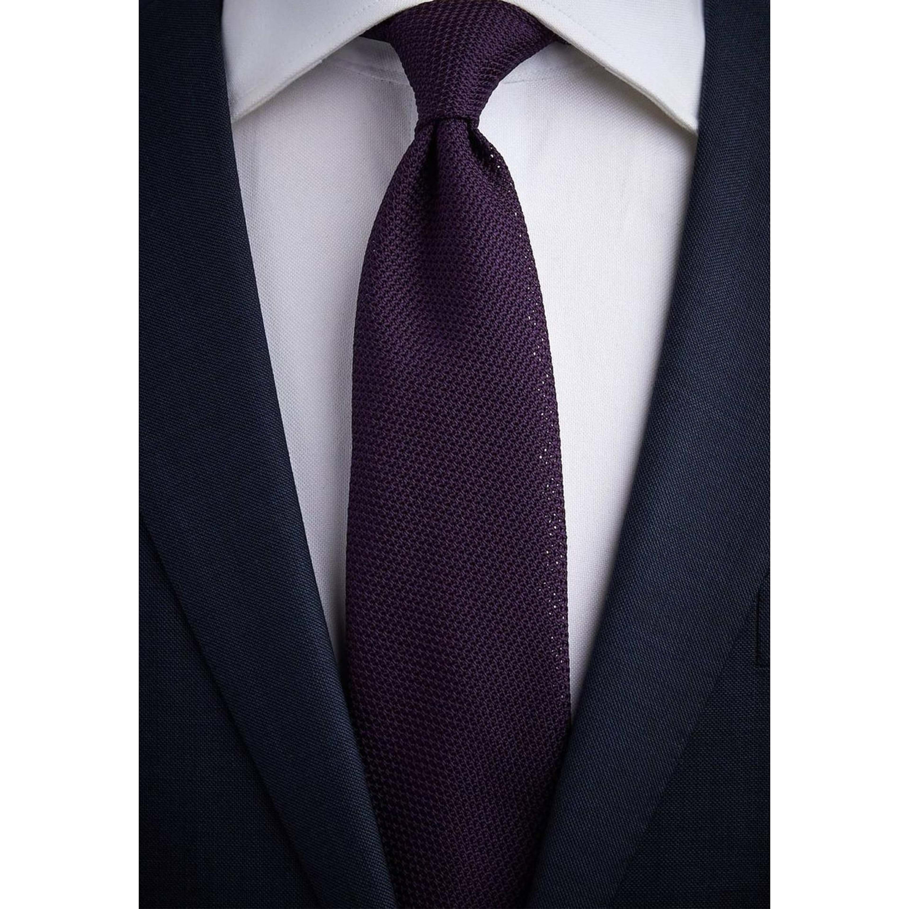 Grenadine Tie, från John Henric, i färgen purple. Klicka för att öppna bilden i stort format