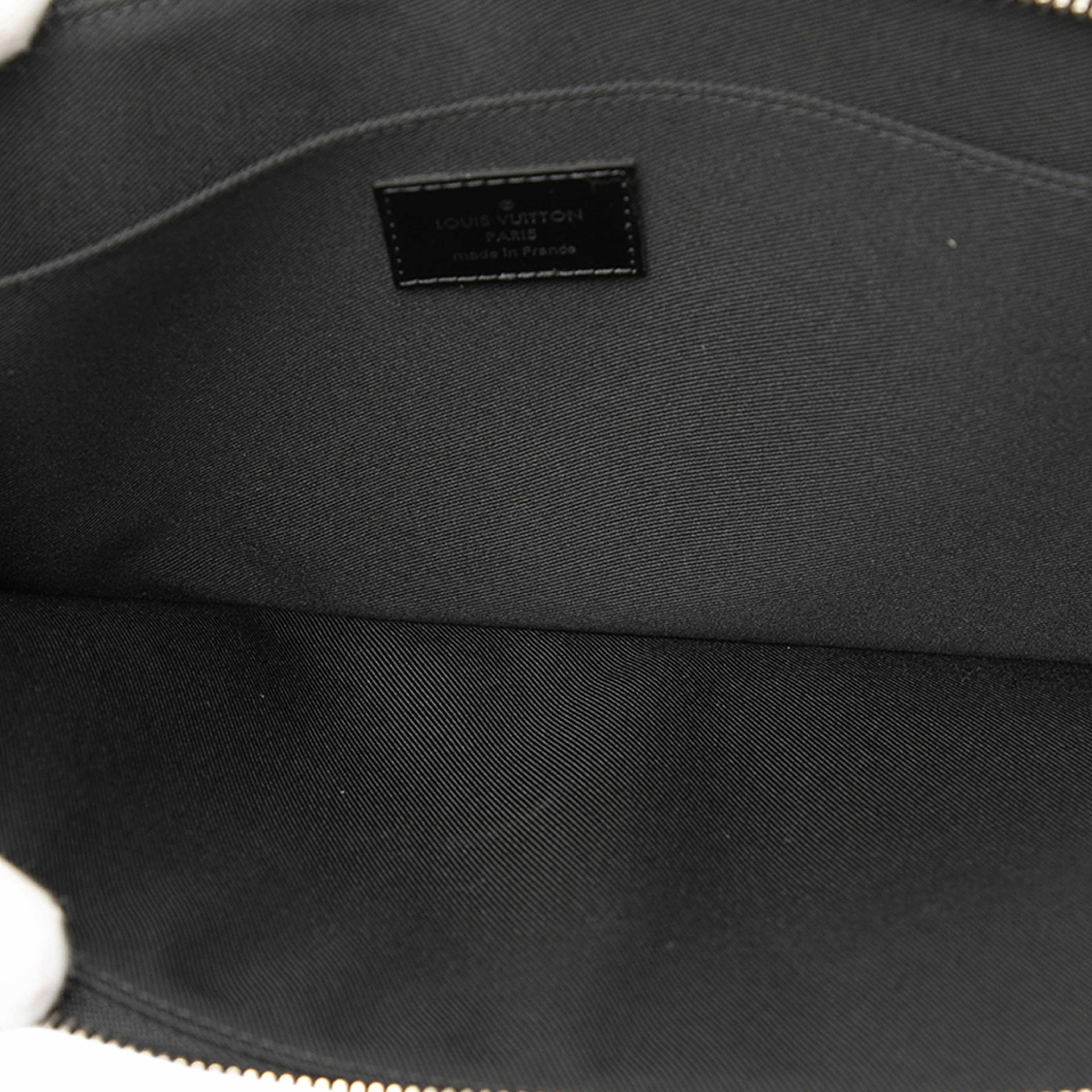 Louis Vuitton Damier Graphite Pochette Jour Pm, från Luxclusif, i färgen black. Klicka för att öppna bilden i stort format