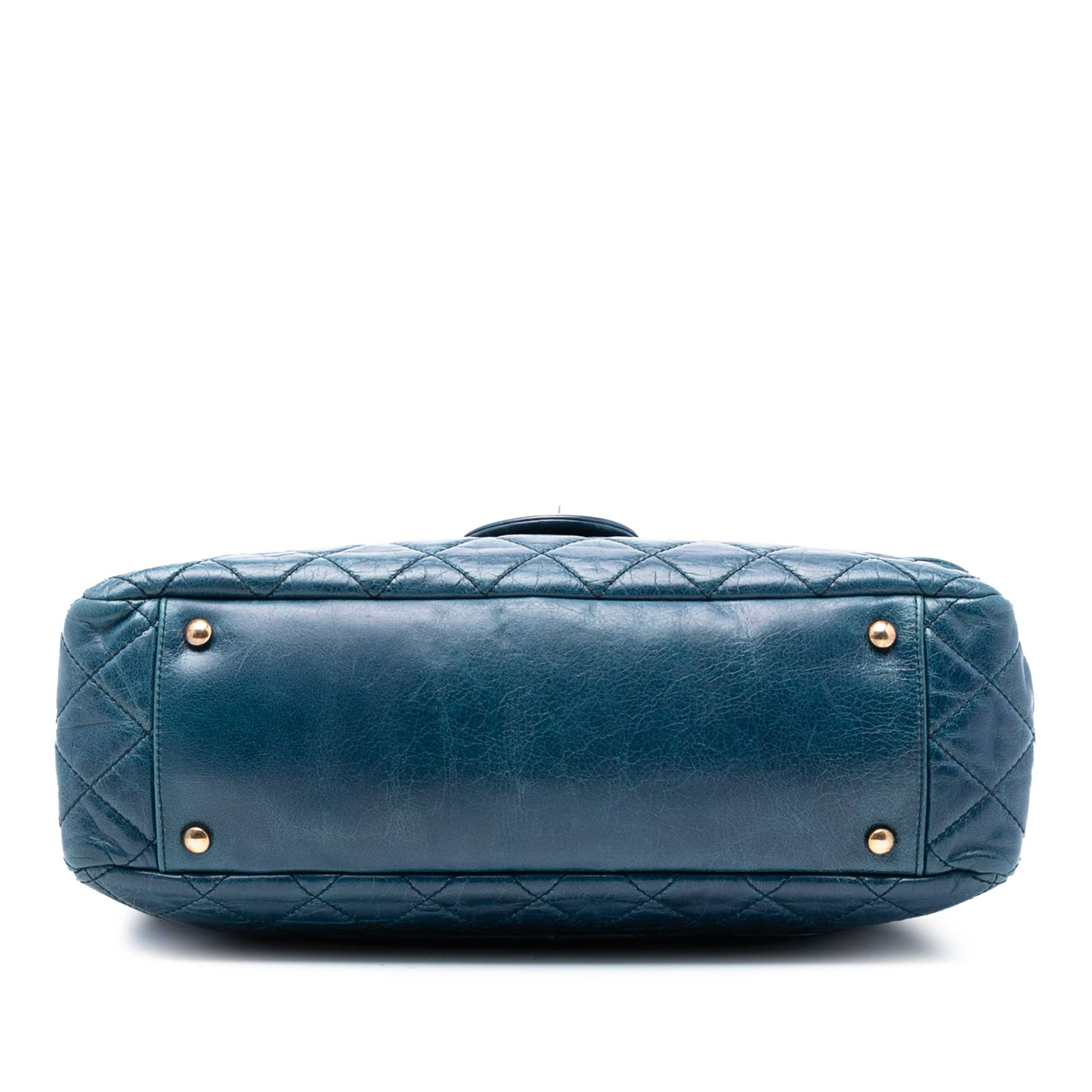 Chanel Large Glazed Calfskin Castle Rock Top Handle Flap, från Luxclusif, i färgen blue. Klicka för att öppna bilden i stort format