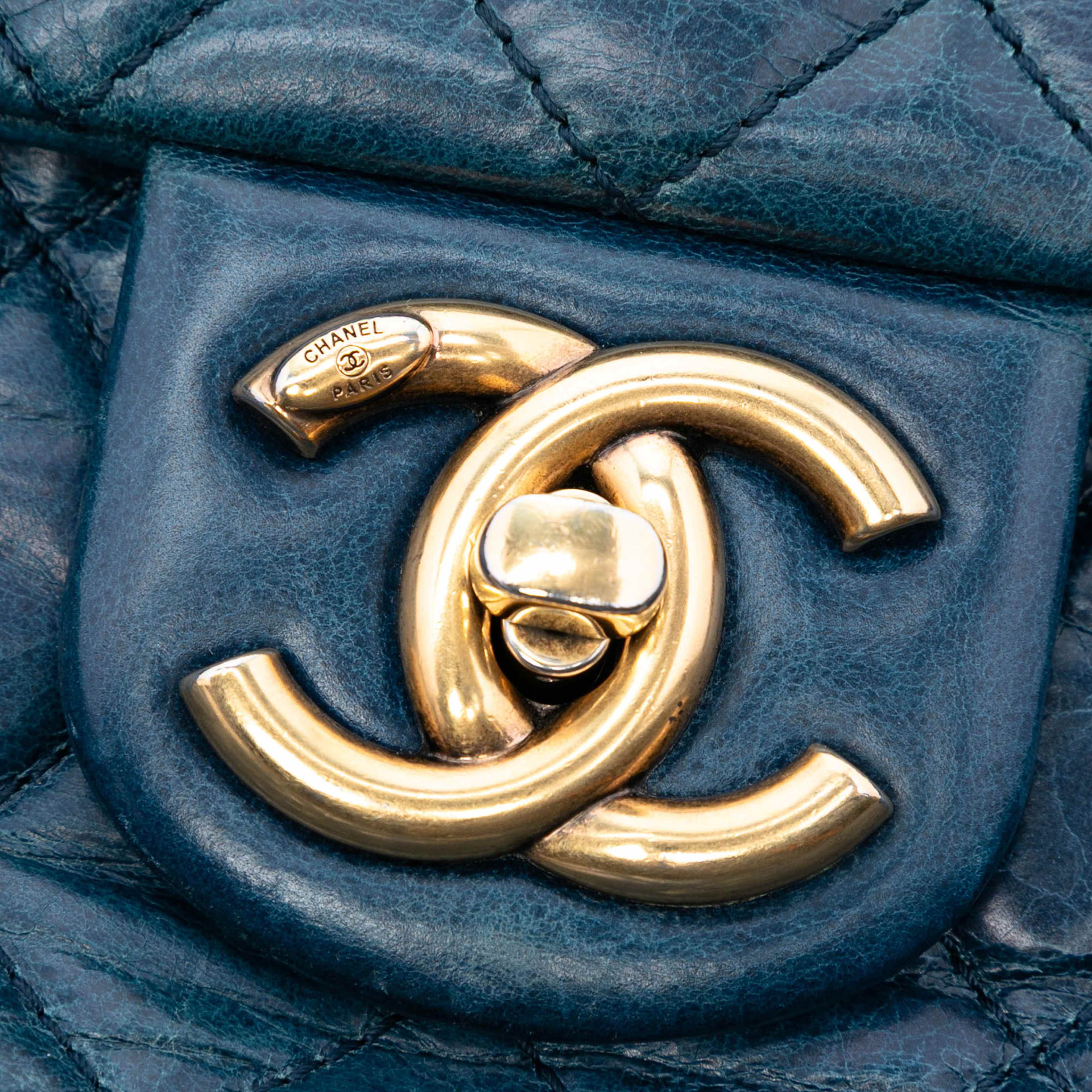 Chanel Large Glazed Calfskin Castle Rock Top Handle Flap, från Luxclusif, i färgen blue. Klicka för att öppna bilden i stort format