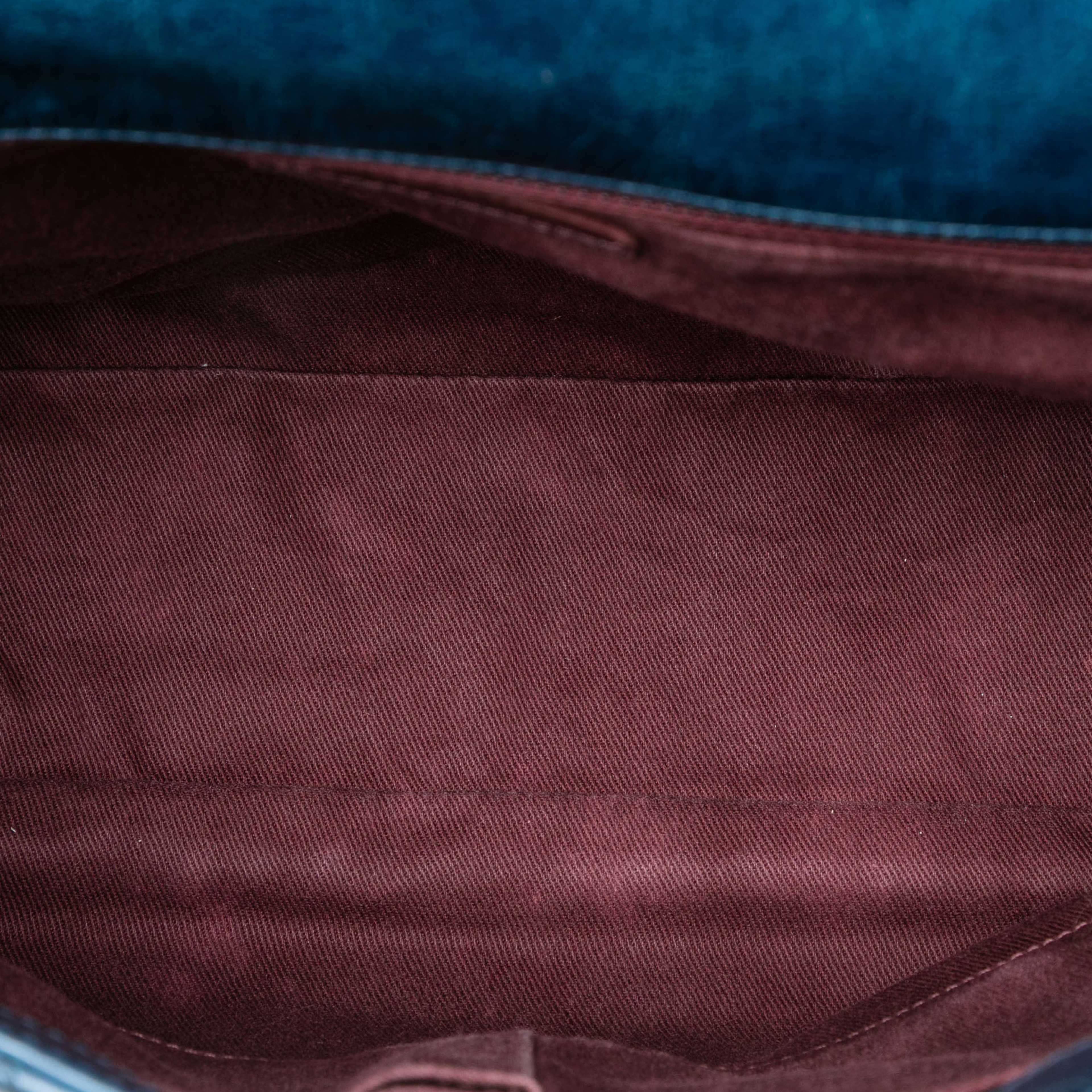 Chanel Large Glazed Calfskin Castle Rock Top Handle Flap, från Luxclusif, i färgen blue. Klicka för att öppna bilden i stort format