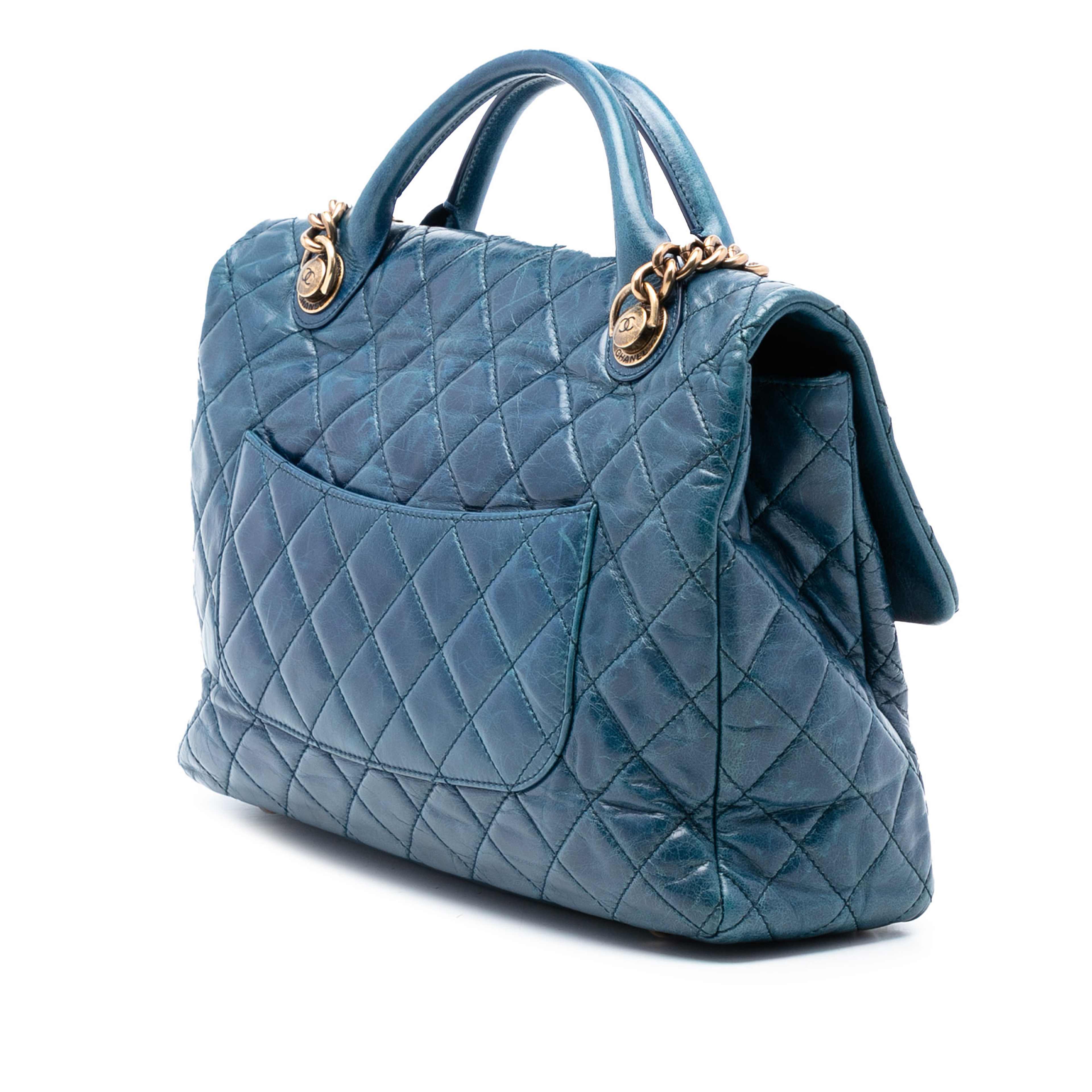 Chanel Large Glazed Calfskin Castle Rock Top Handle Flap, från Luxclusif, i färgen blue. Klicka för att öppna bilden i stort format